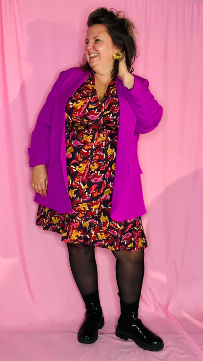 Ce blazer grande taille violet prune est un atout chic et confortable pour celles qui veulent combiner élégance et originalité au quotidien ou lors de moments spéciaux.