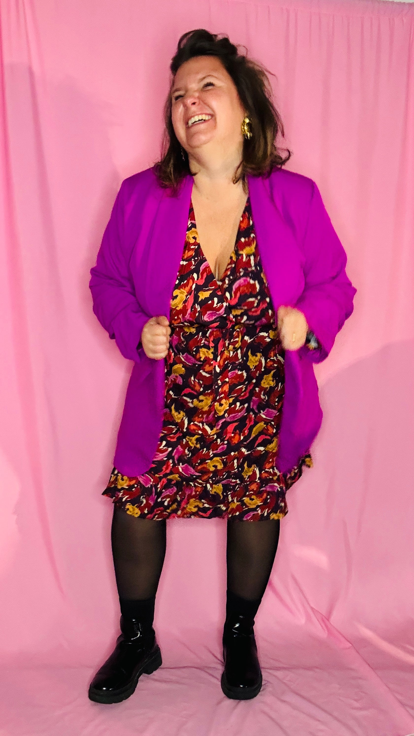 Ce blazer grande taille violet prune est un atout chic et confortable pour celles qui veulent combiner élégance et originalité au quotidien ou lors de moments spéciaux.