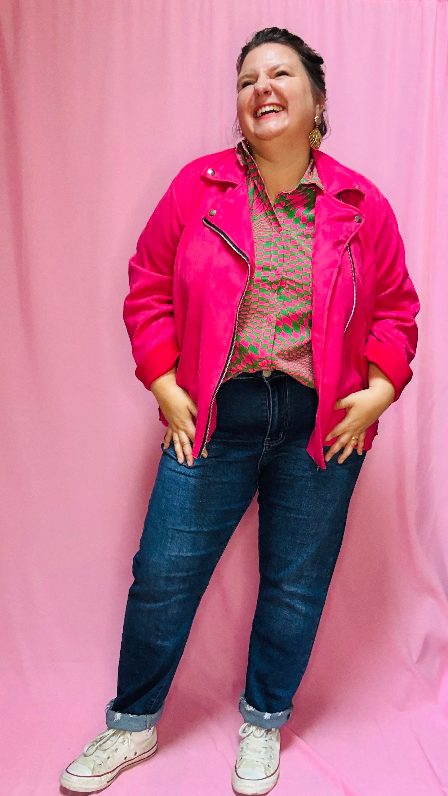 Cette veste perfecto grande taille en suédine rose fuchsia est le choix parfait pour celles qui cherchent un style à la fois dynamique et confortable, pour toutes les occasions du quotidien aux événements spéciaux.