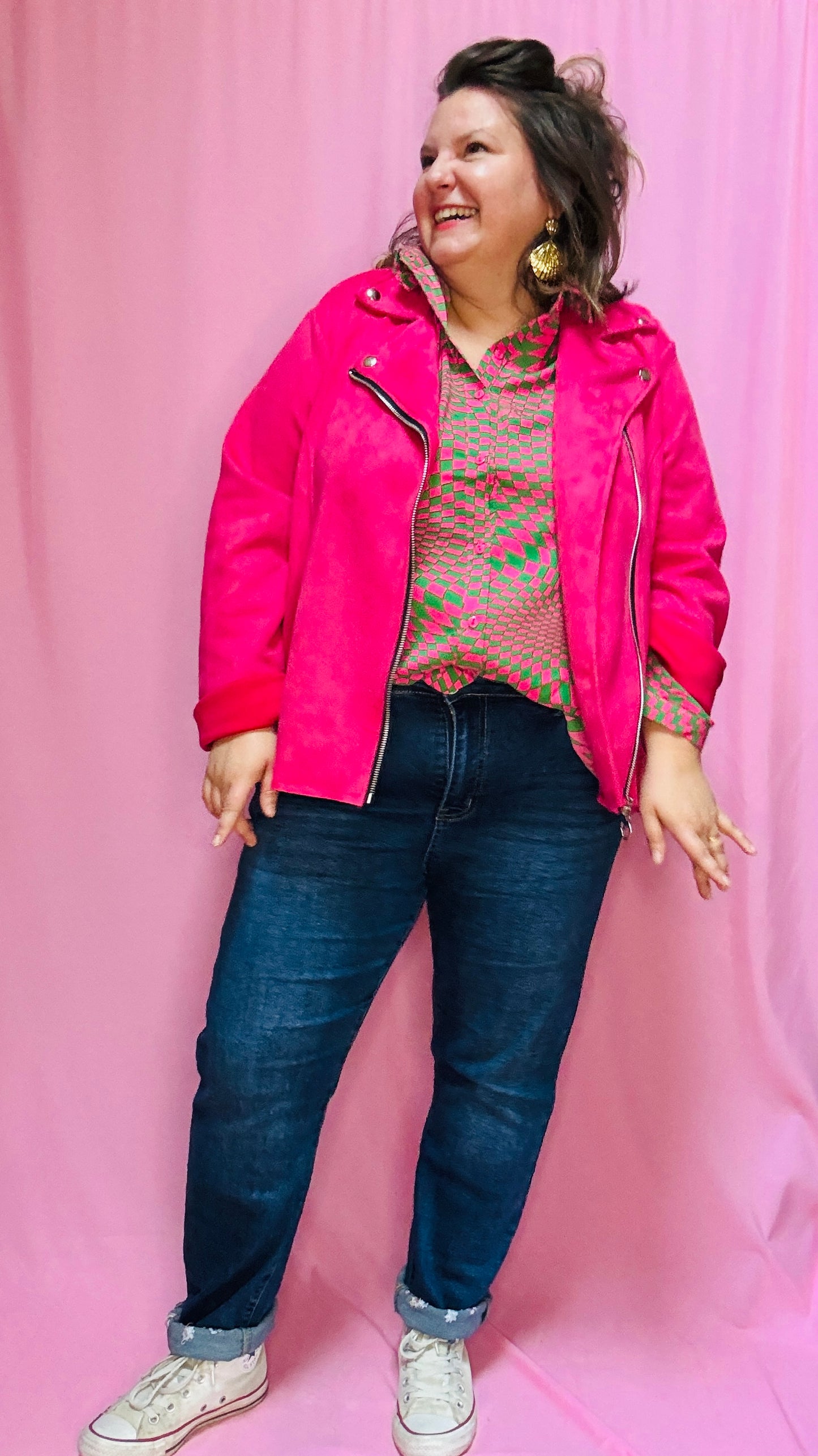 Cette veste perfecto grande taille en suédine rose fuchsia est le choix parfait pour celles qui cherchent un style à la fois dynamique et confortable, pour toutes les occasions du quotidien aux événements spéciaux.