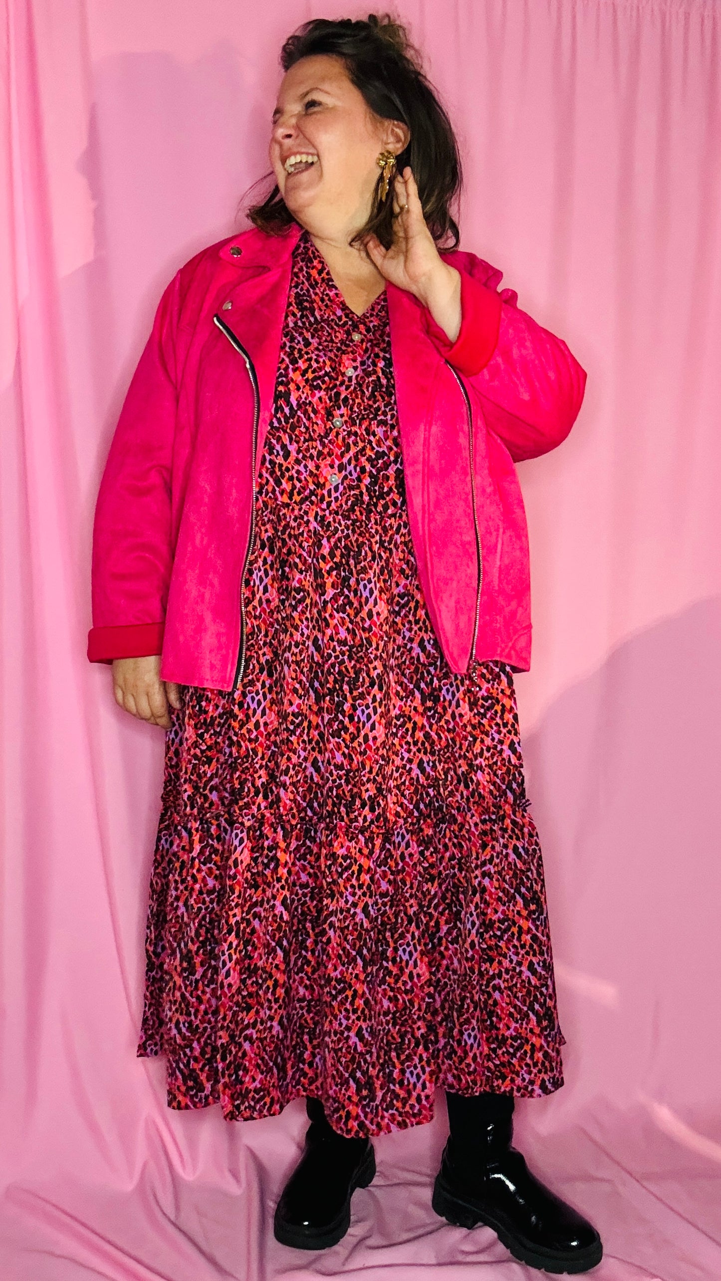 Cette veste perfecto grande taille en suédine rose fuchsia est le choix parfait pour celles qui cherchent un style à la fois dynamique et confortable, pour toutes les occasions du quotidien aux événements spéciaux.