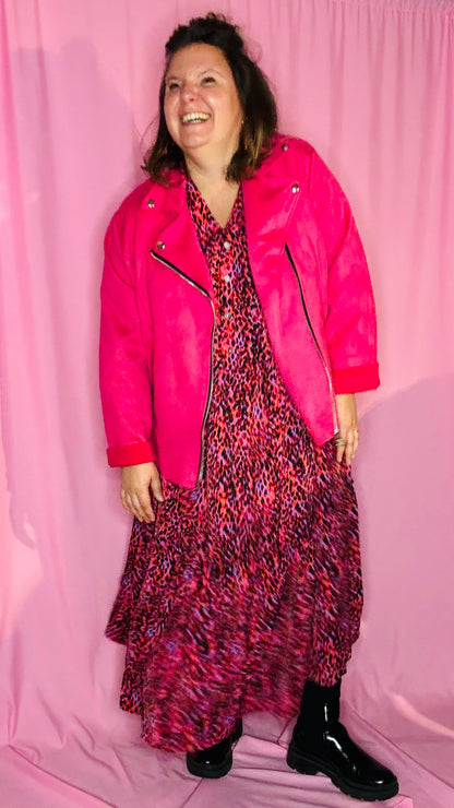 Cette veste perfecto grande taille en suédine rose fuchsia est le choix parfait pour celles qui cherchent un style à la fois dynamique et confortable, pour toutes les occasions du quotidien aux événements spéciaux.