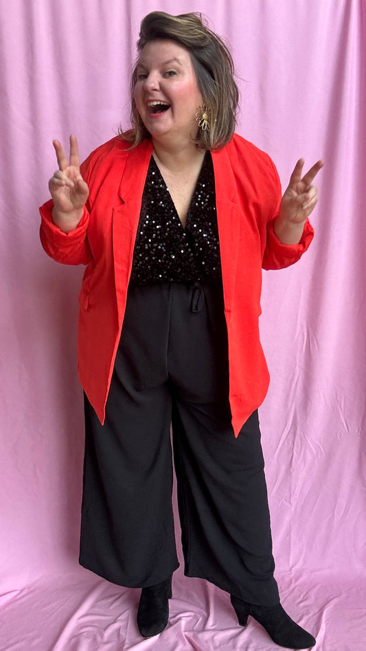 Ce blazer droit grande taille rouge coquelicot  est la pièce parfaite pour celles qui veulent allier confort et élégance avec une touche de modernité. De quoi apporter du peps pour un style personnalisé en toutes circonstances.