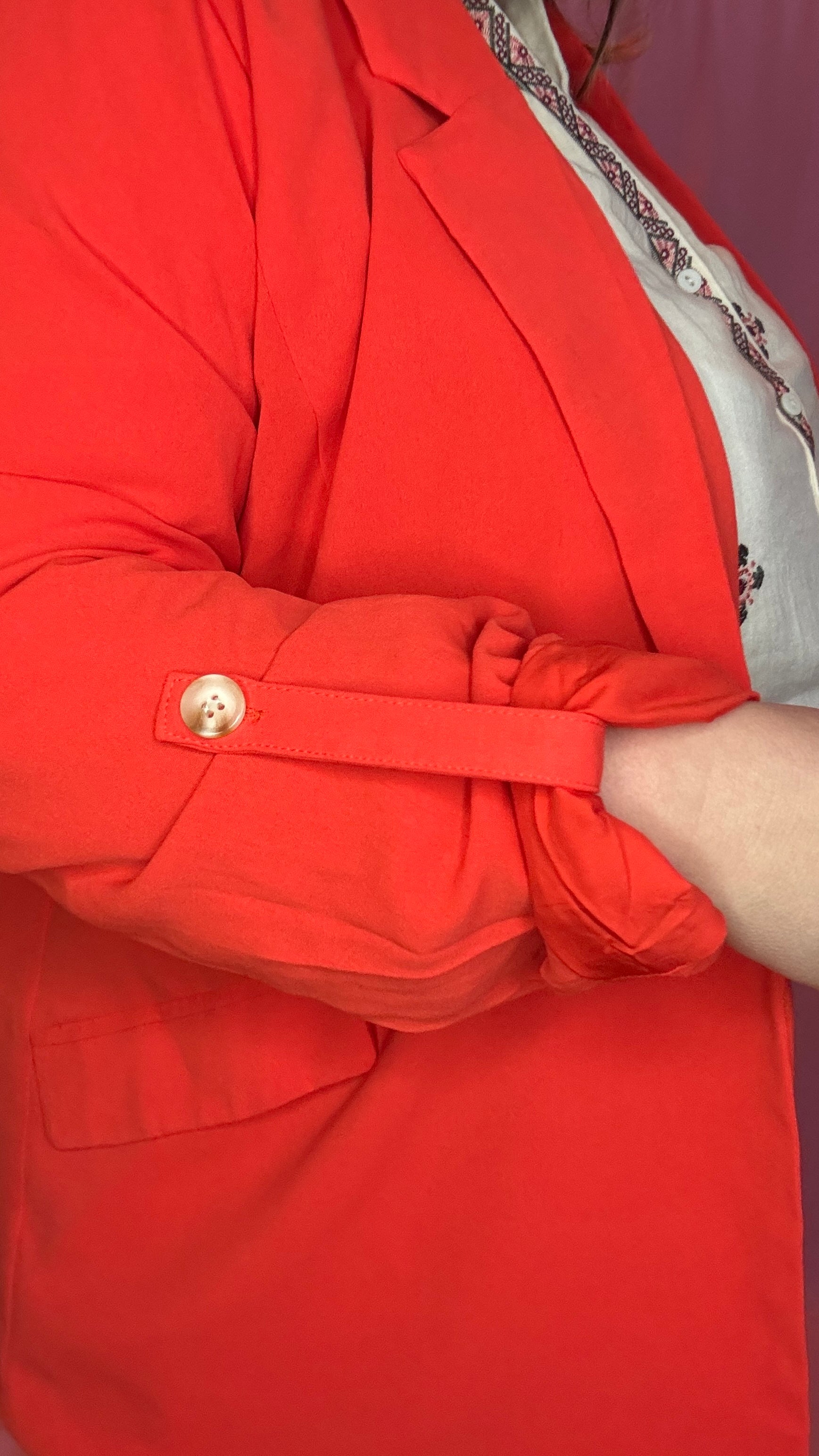Ce blazer droit grande taille rouge coquelicot  est la pièce parfaite pour celles qui veulent allier confort et élégance avec une touche de modernité. De quoi apporter du peps pour un style personnalisé en toutes circonstances.
