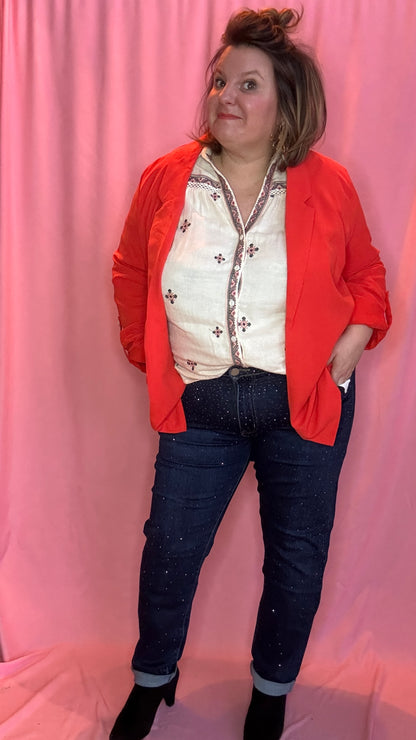 Ce blazer droit grande taille rouge coquelicot  est la pièce parfaite pour celles qui veulent allier confort et élégance avec une touche de modernité. De quoi apporter du peps pour un style personnalisé en toutes circonstances.