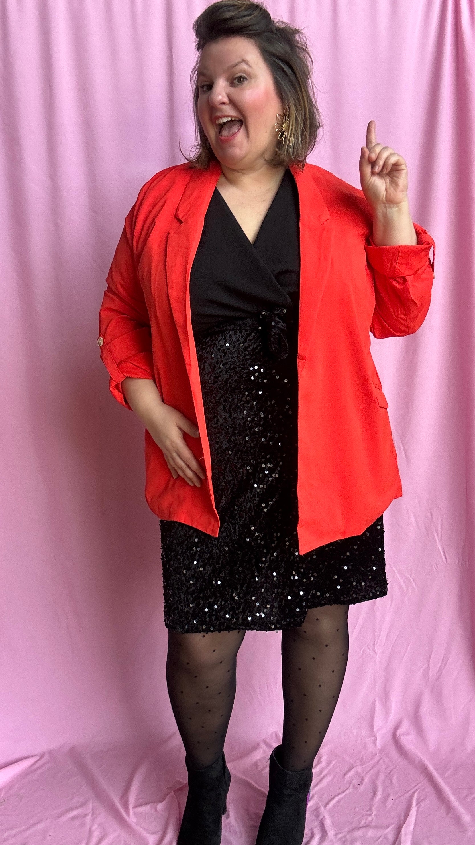 Ce blazer droit grande taille rouge coquelicot  est la pièce parfaite pour celles qui veulent allier confort et élégance avec une touche de modernité. De quoi apporter du peps pour un style personnalisé en toutes circonstances.