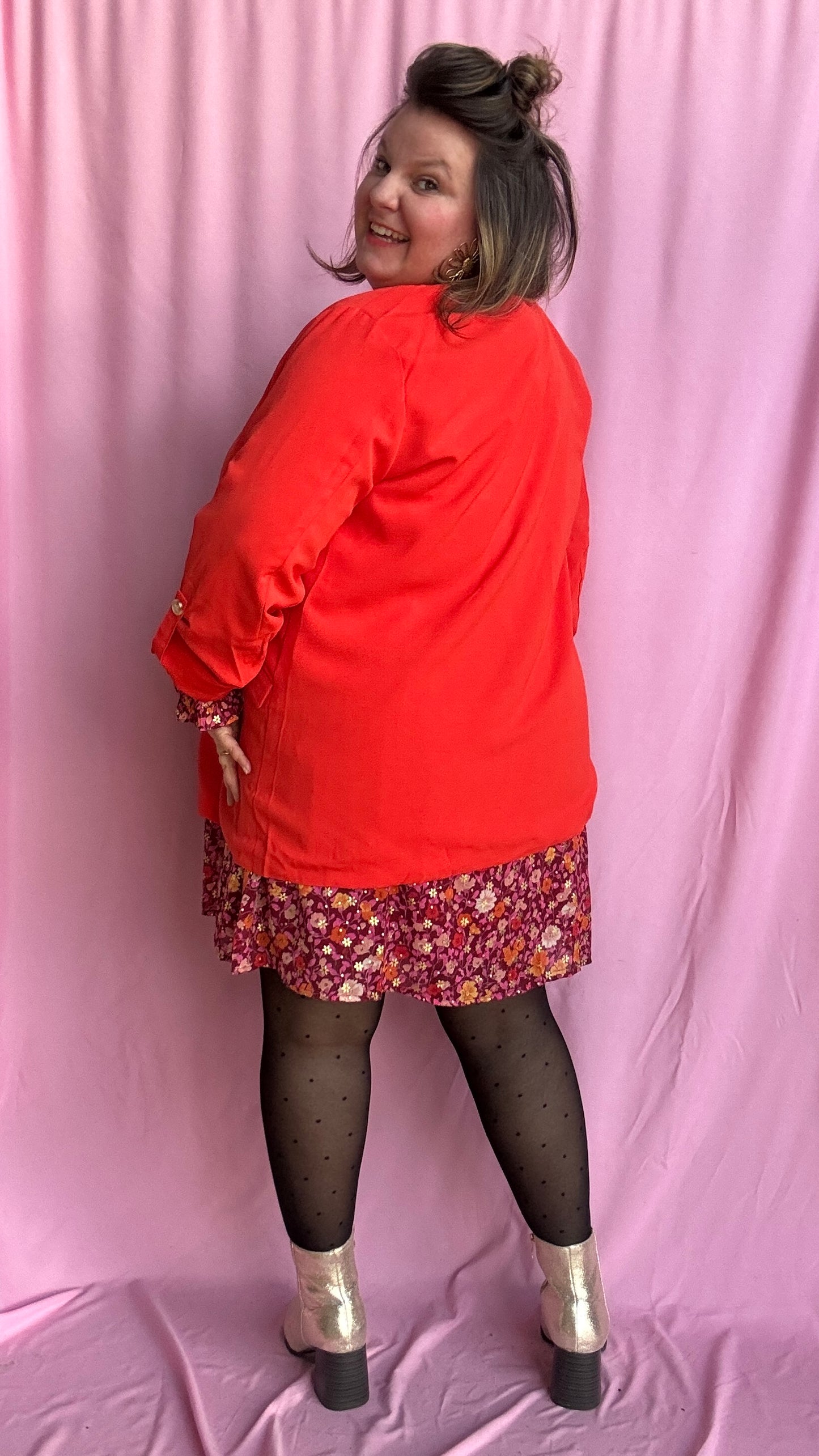 Ce blazer droit grande taille rouge coquelicot  est la pièce parfaite pour celles qui veulent allier confort et élégance avec une touche de modernité. De quoi apporter du peps pour un style personnalisé en toutes circonstances.