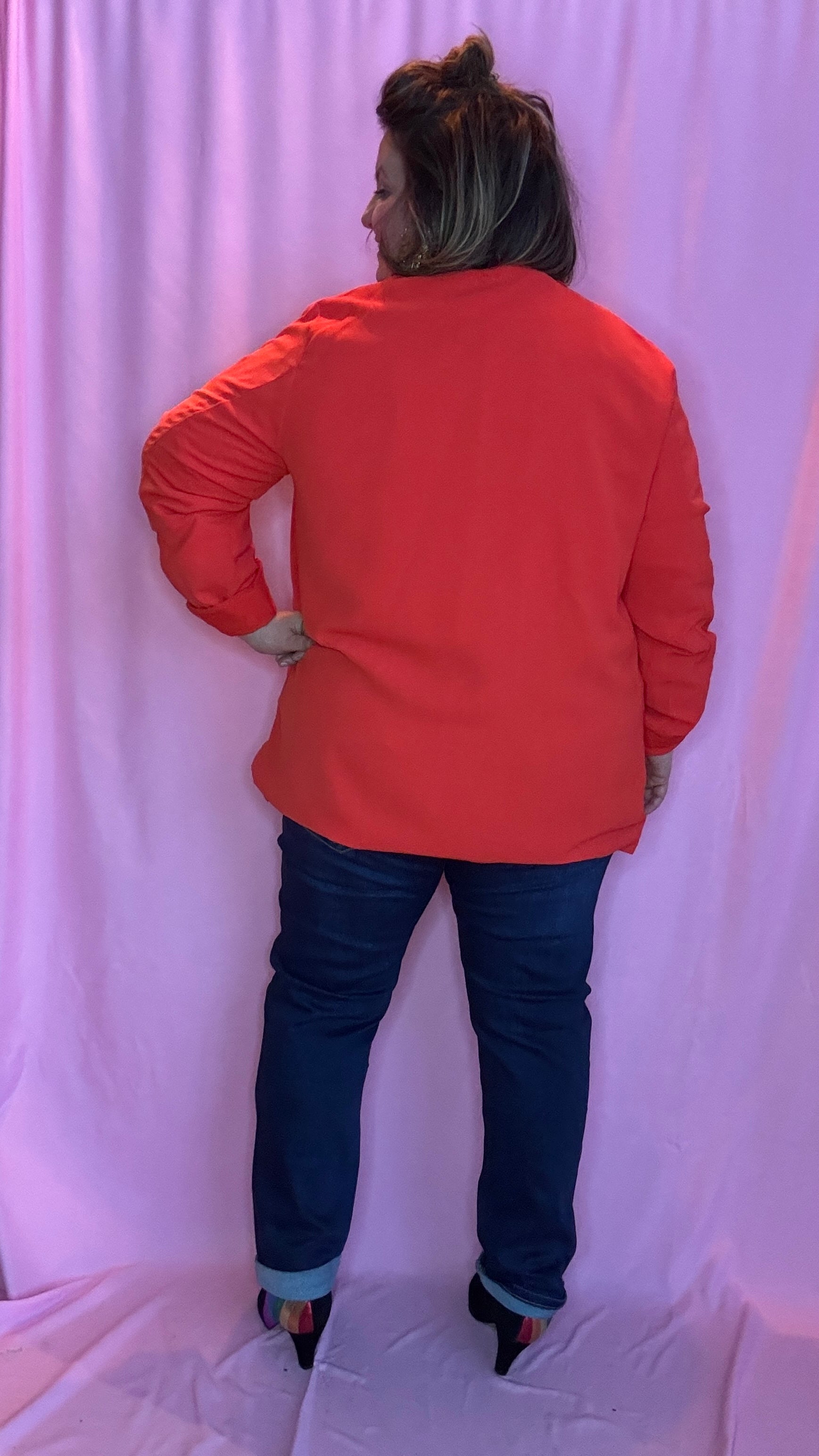 Ce blazer droit grande taille rouge coquelicot  est la pièce parfaite pour celles qui veulent allier confort et élégance avec une touche de modernité. De quoi apporter du peps pour un style personnalisé en toutes circonstances.