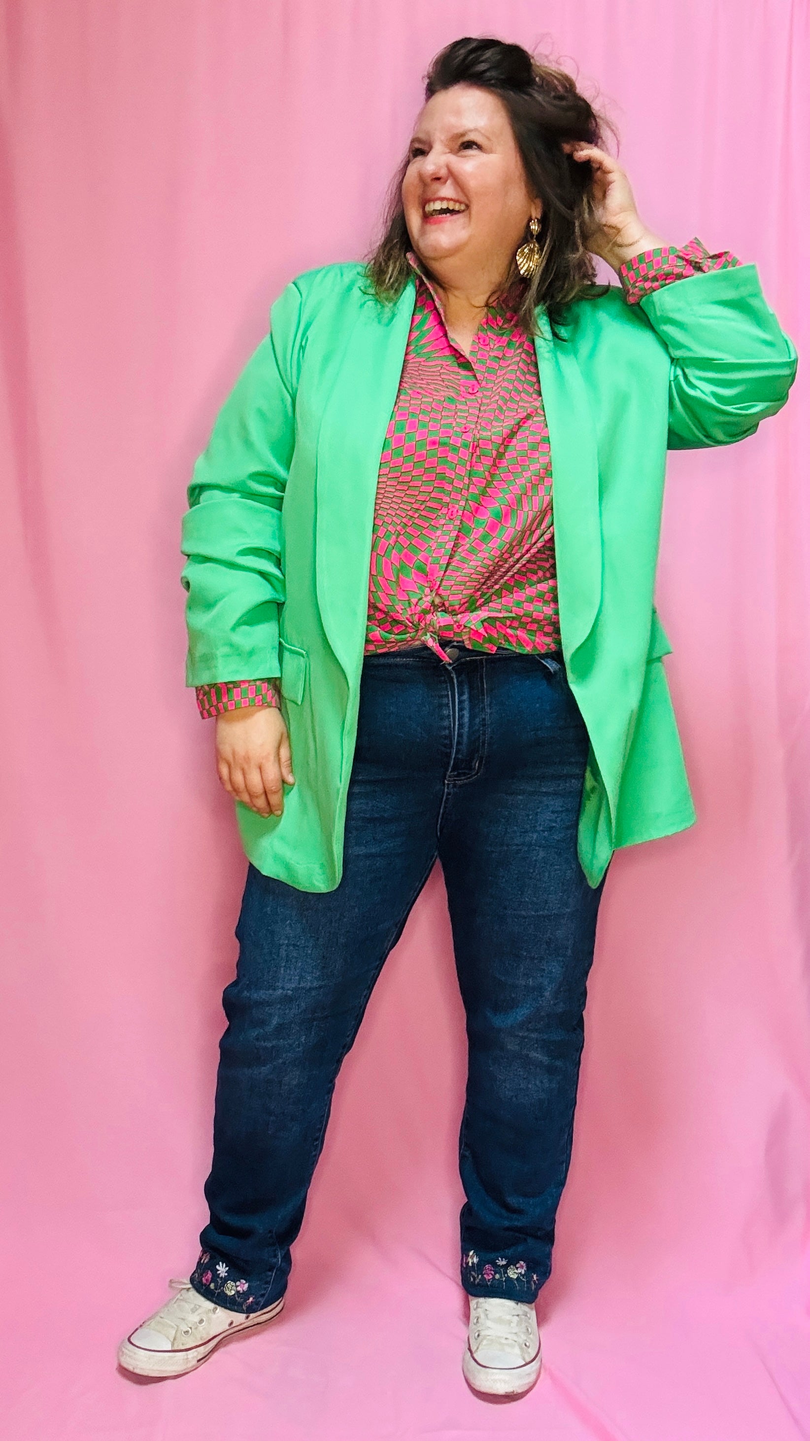 Cette blouse grande taille verte et rose est la pièce phare pour toutes celles qui souhaitent ajouter de la couleur et du caractère à leur style, tout en restant à l’aise et confortables.