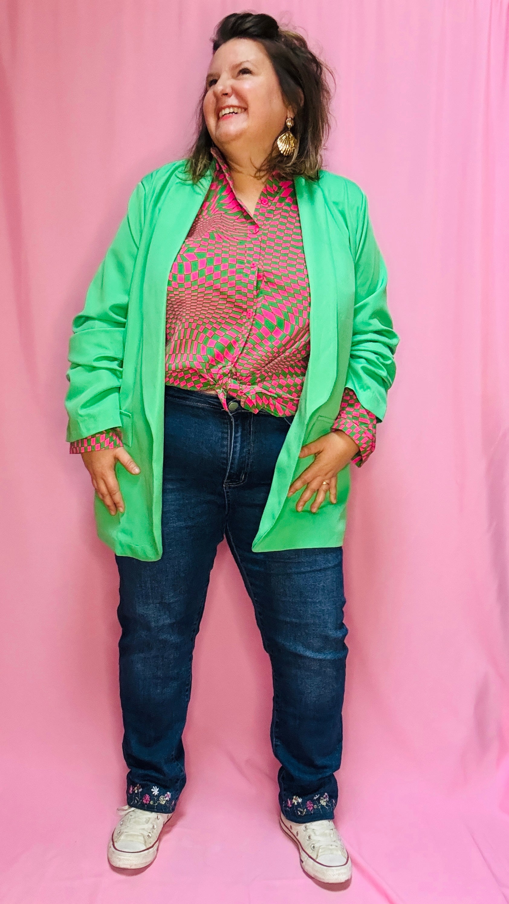 Cette blouse grande taille verte et rose est la pièce phare pour toutes celles qui souhaitent ajouter de la couleur et du caractère à leur style, tout en restant à l’aise et confortables.
