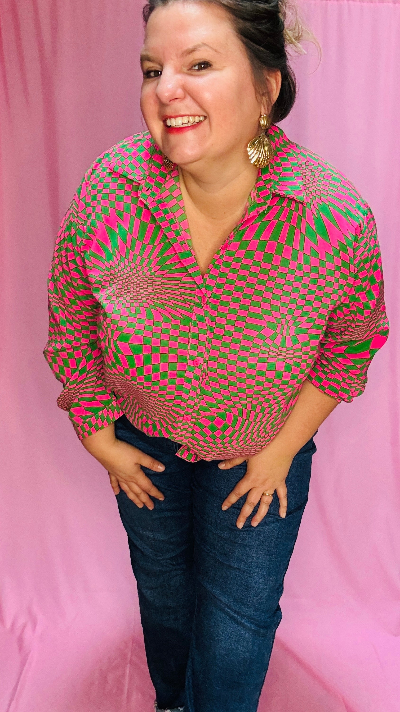Cette blouse grande taille verte et rose est la pièce phare pour toutes celles qui souhaitent ajouter de la couleur et du caractère à leur style, tout en restant à l’aise et confortables.