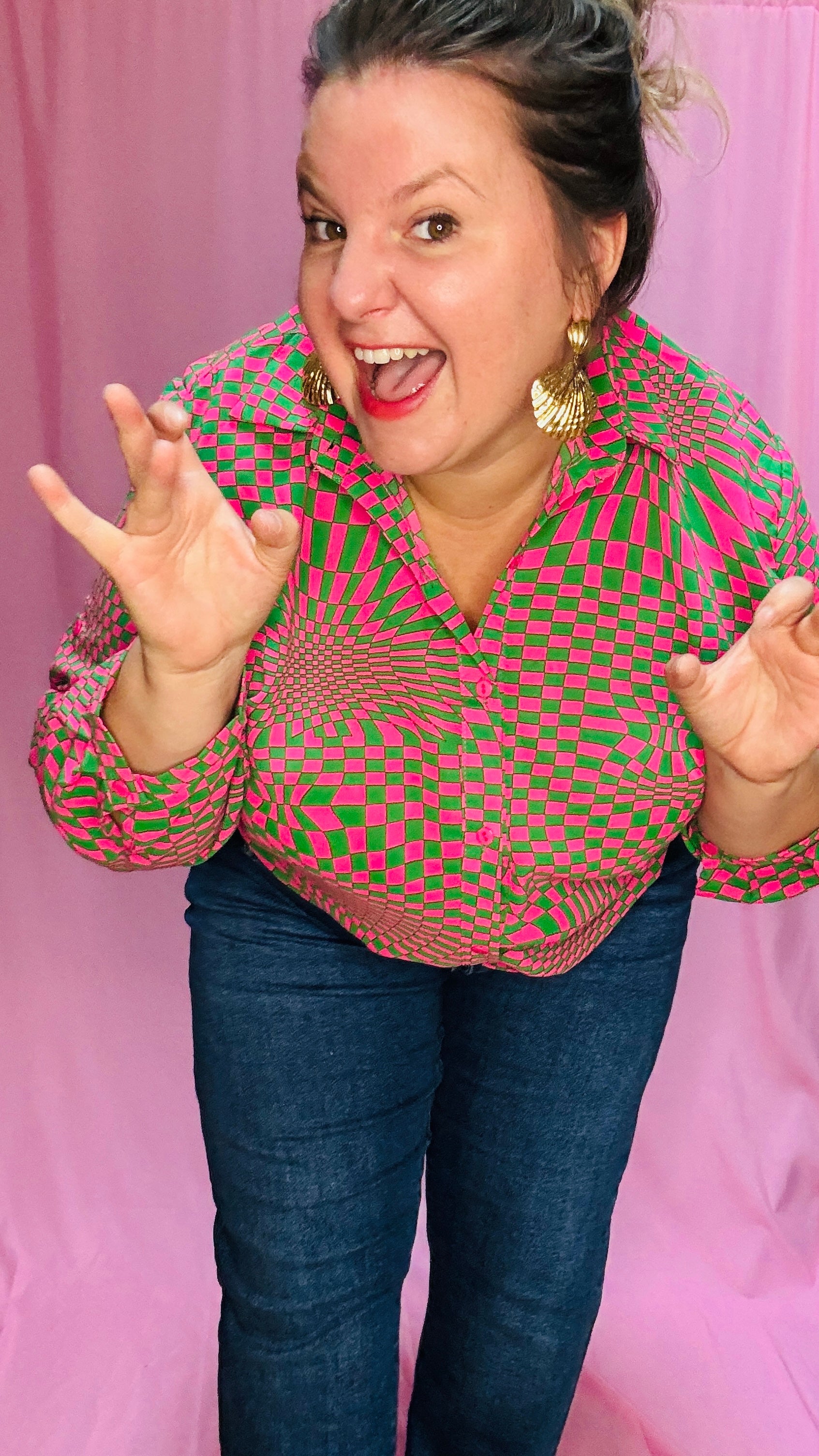 Cette blouse grande taille verte et rose est la pièce phare pour toutes celles qui souhaitent ajouter de la couleur et du caractère à leur style, tout en restant à l’aise et confortables.