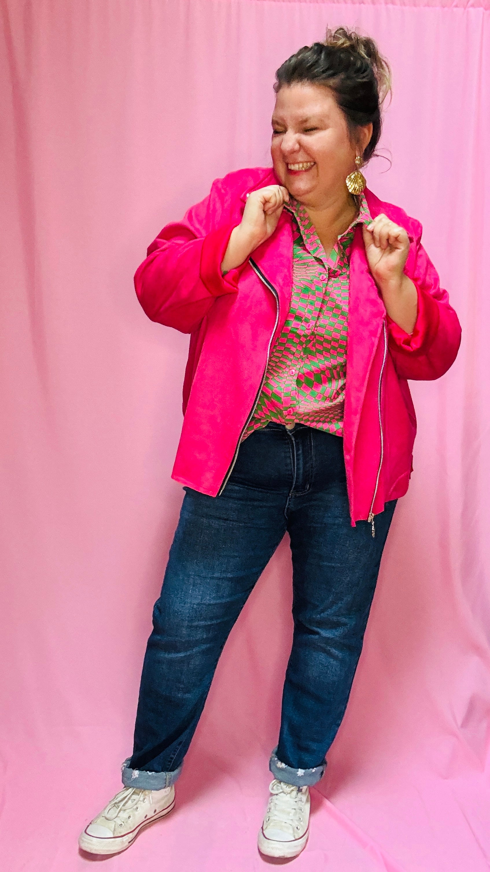 Cette blouse grande taille verte et rose est la pièce phare pour toutes celles qui souhaitent ajouter de la couleur et du caractère à leur style, tout en restant à l’aise et confortables.
