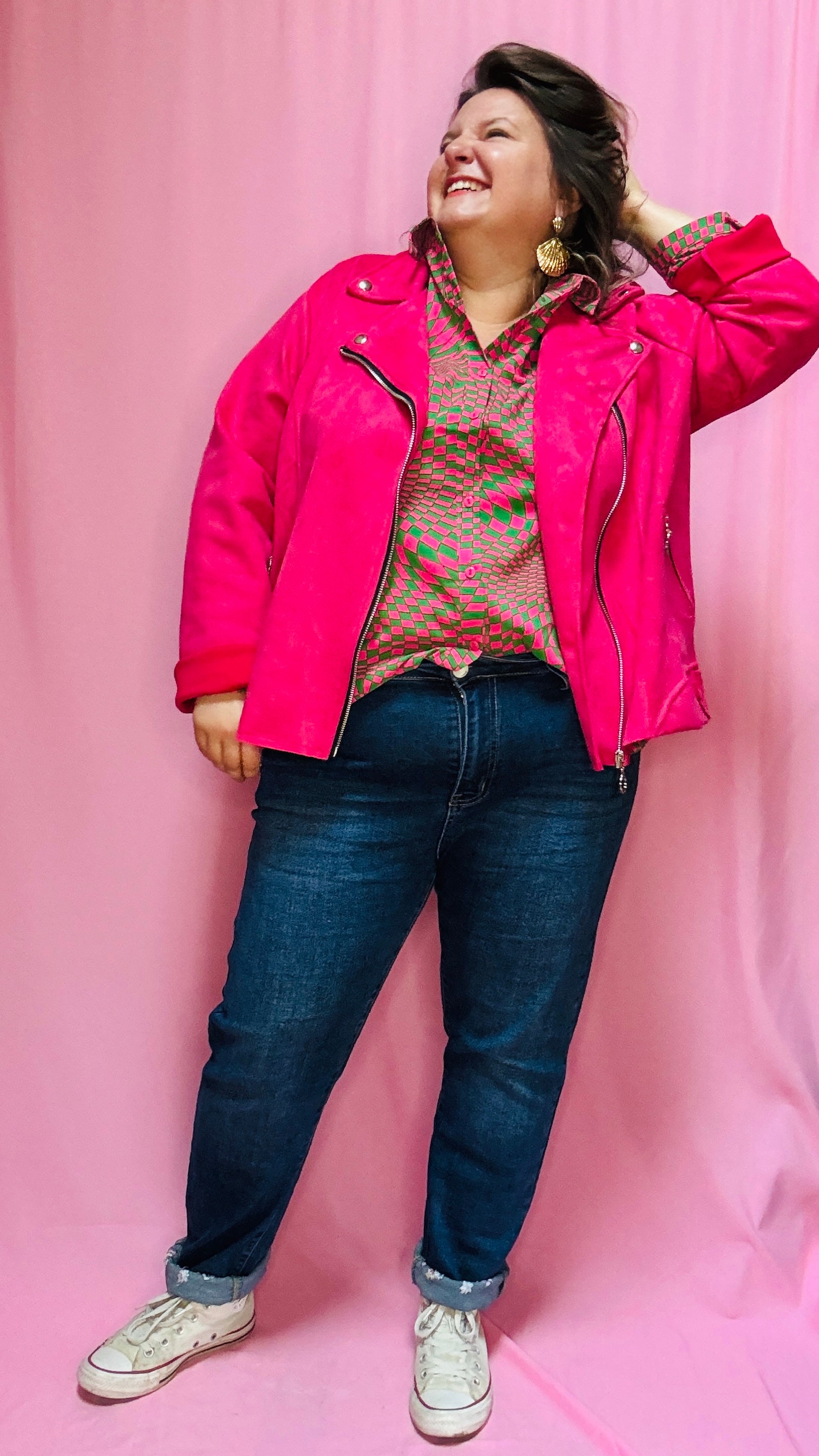 Cette blouse grande taille verte et rose est la pièce phare pour toutes celles qui souhaitent ajouter de la couleur et du caractère à leur style, tout en restant à l’aise et confortables.