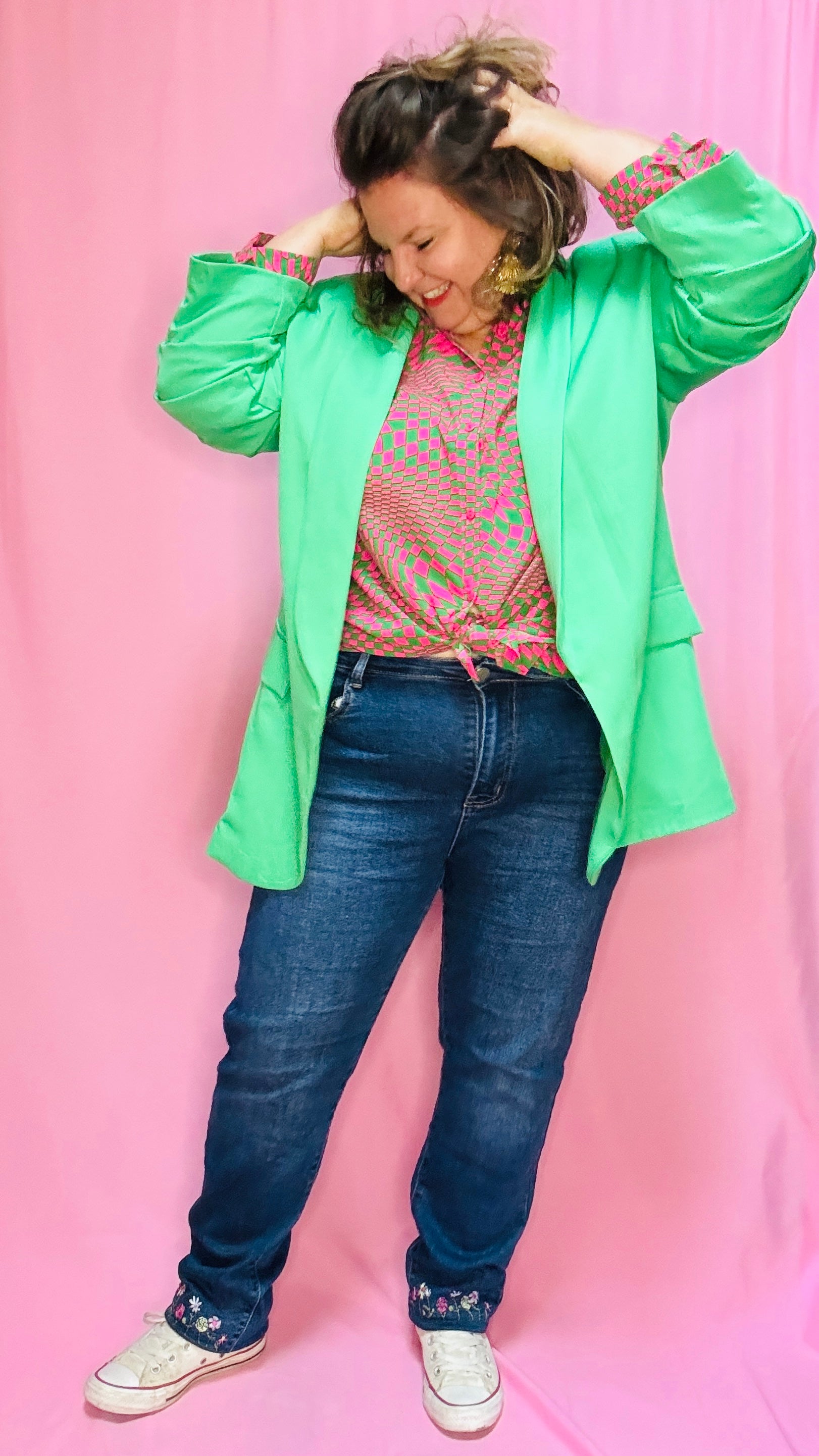 Cette blouse grande taille verte et rose est la pièce phare pour toutes celles qui souhaitent ajouter de la couleur et du caractère à leur style, tout en restant à l’aise et confortables.