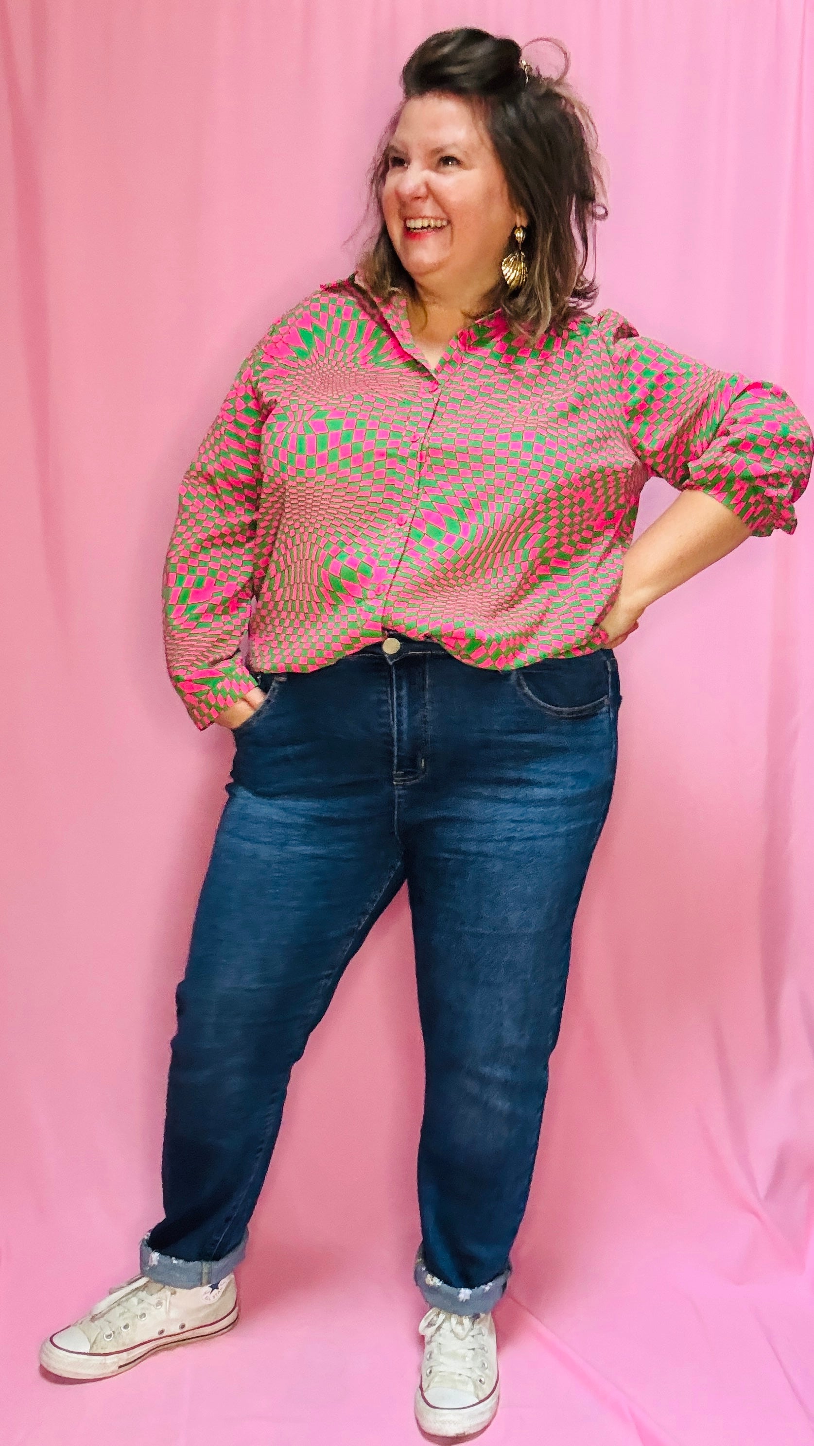 Cette blouse grande taille verte et rose est la pièce phare pour toutes celles qui souhaitent ajouter de la couleur et du caractère à leur style, tout en restant à l’aise et confortables.