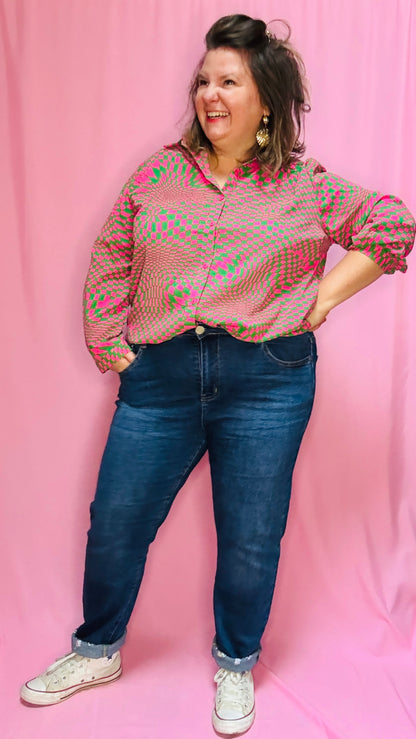 Cette blouse grande taille verte et rose est la pièce phare pour toutes celles qui souhaitent ajouter de la couleur et du caractère à leur style, tout en restant à l’aise et confortables.