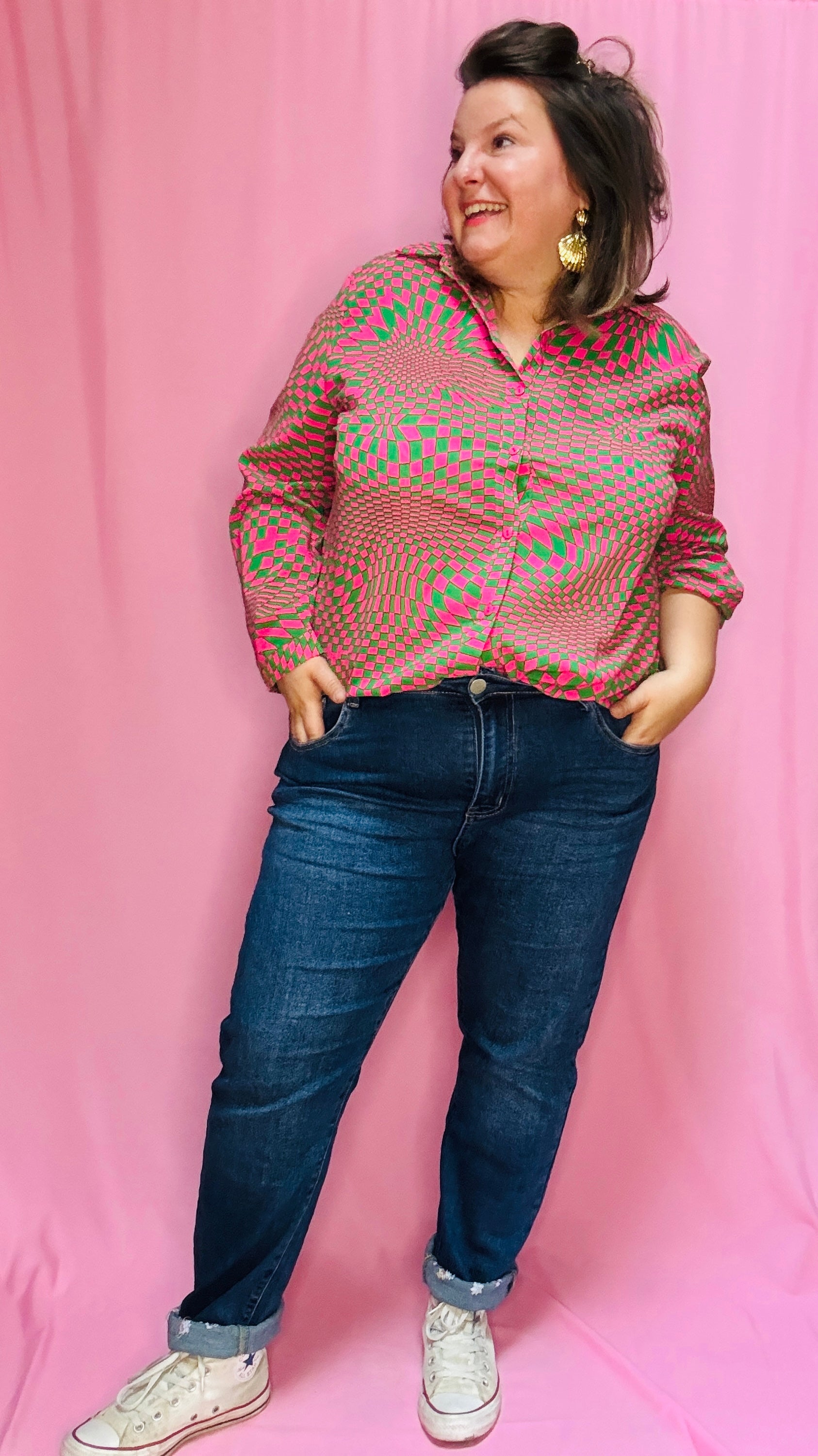 Cette blouse grande taille verte et rose est la pièce phare pour toutes celles qui souhaitent ajouter de la couleur et du caractère à leur style, tout en restant à l’aise et confortables.