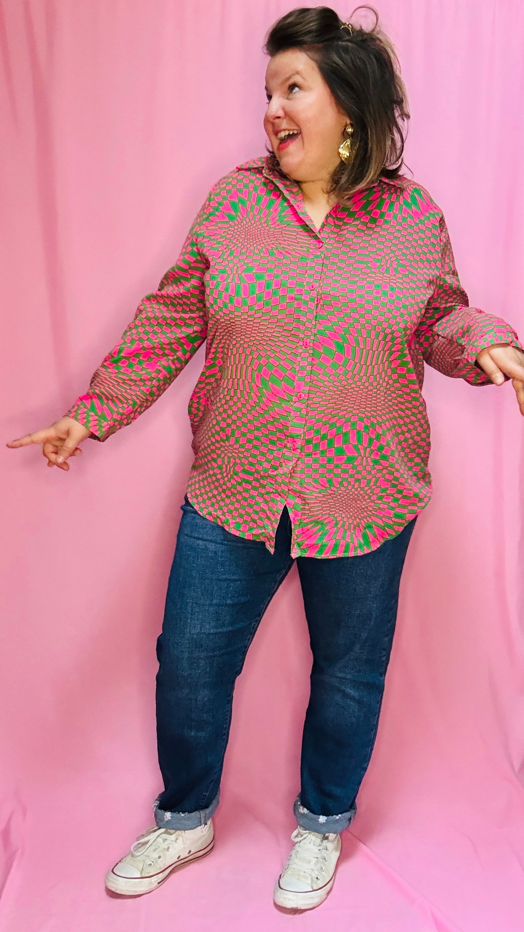 Cette blouse grande taille verte et rose est la pièce phare pour toutes celles qui souhaitent ajouter de la couleur et du caractère à leur style, tout en restant à l’aise et confortables.