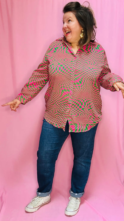 Cette blouse grande taille verte et rose est la pièce phare pour toutes celles qui souhaitent ajouter de la couleur et du caractère à leur style, tout en restant à l’aise et confortables.