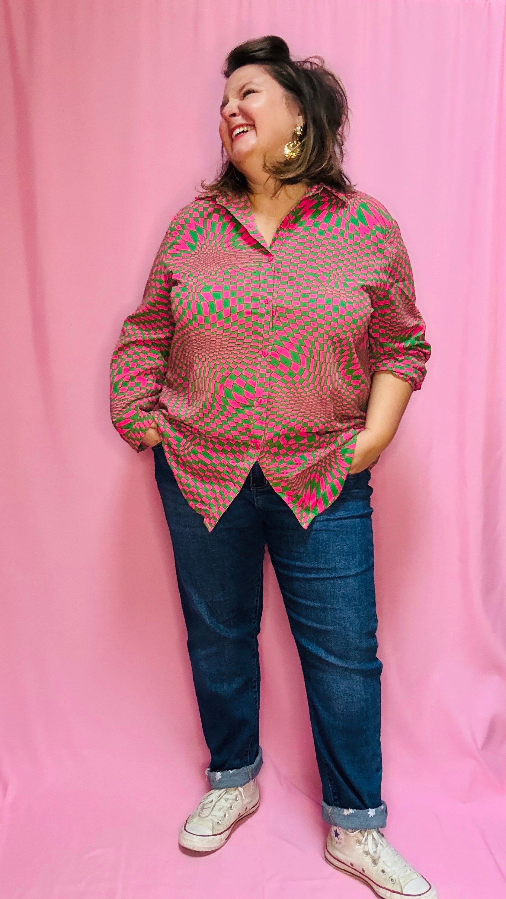 Cette blouse grande taille verte et rose est la pièce phare pour toutes celles qui souhaitent ajouter de la couleur et du caractère à leur style, tout en restant à l’aise et confortables.