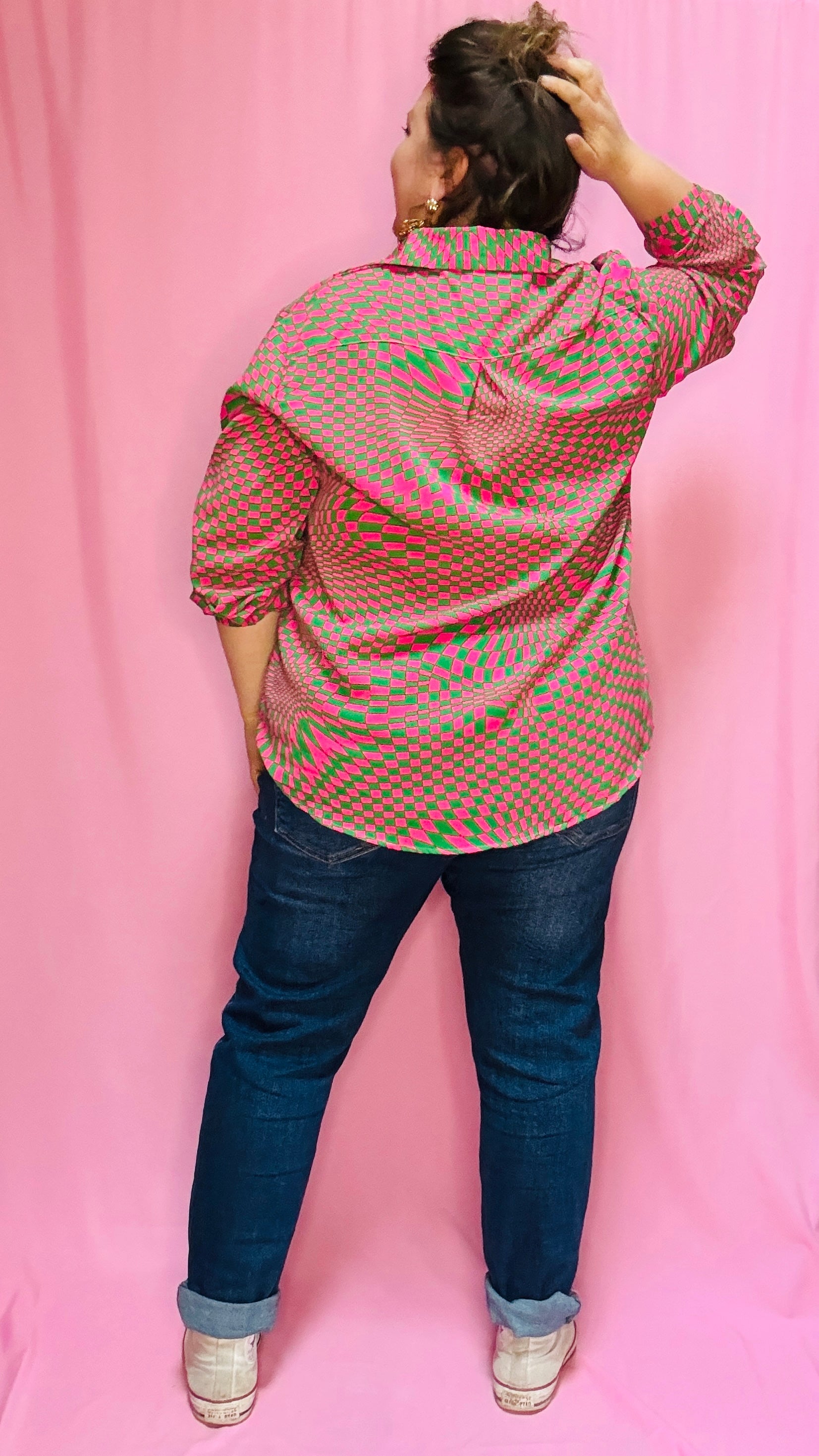 Cette blouse grande taille verte et rose est la pièce phare pour toutes celles qui souhaitent ajouter de la couleur et du caractère à leur style, tout en restant à l’aise et confortables.