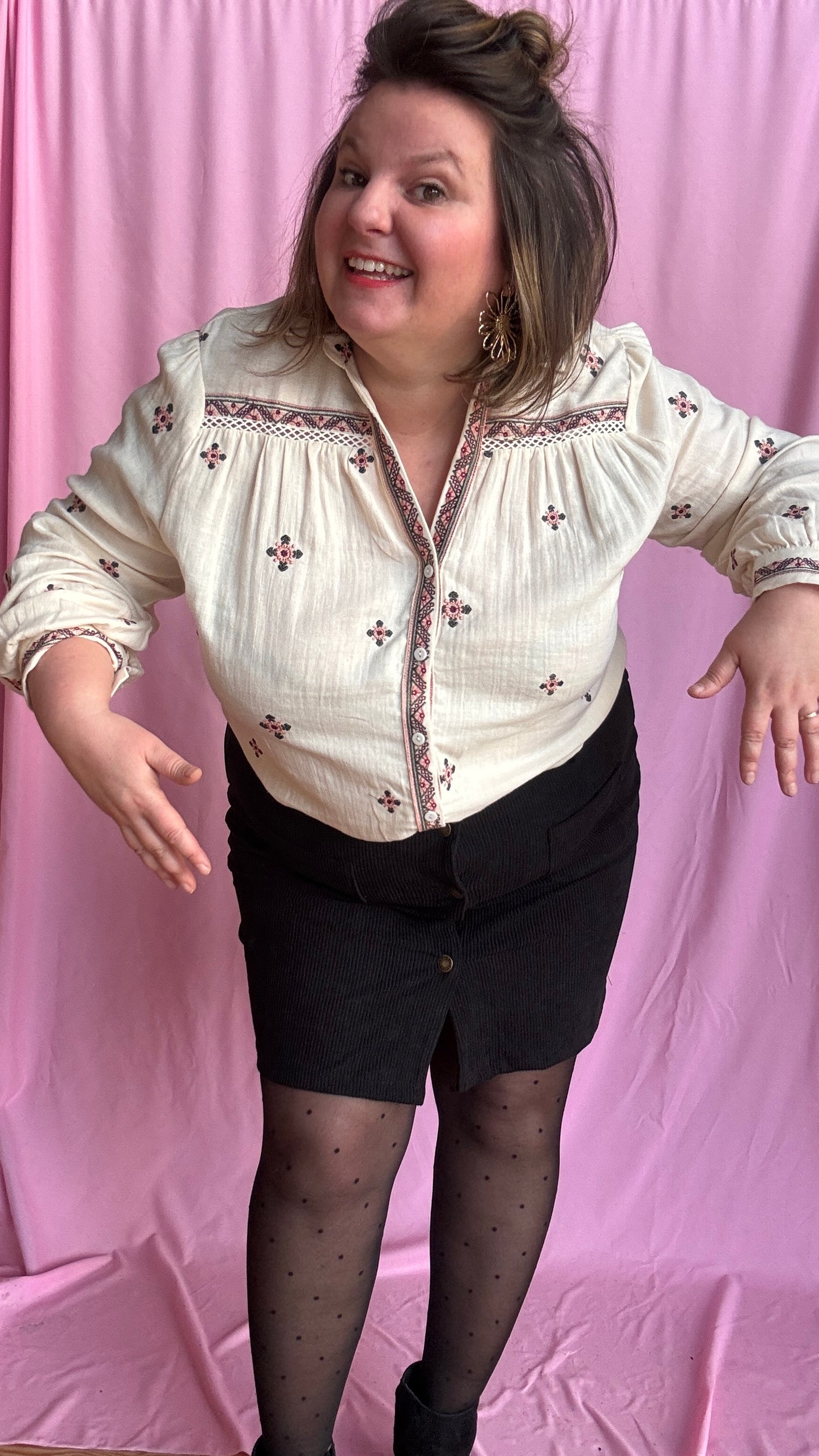 Blouse chemise grande taille élégante beige motifs brodés bordeaux
