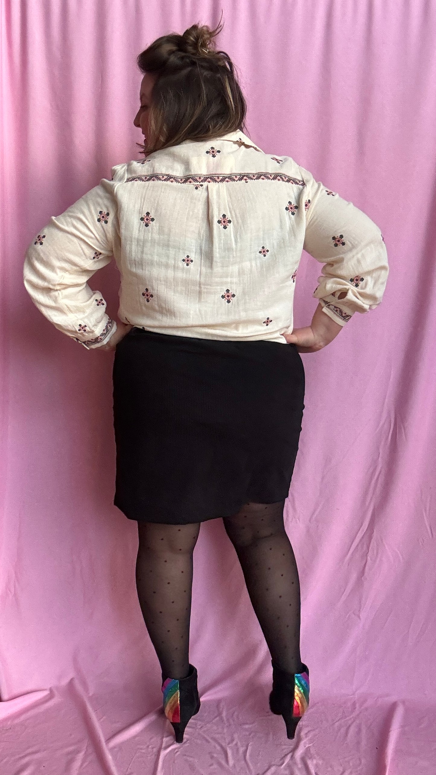 Blouse chemise grande taille élégante beige motifs brodés bordeaux
