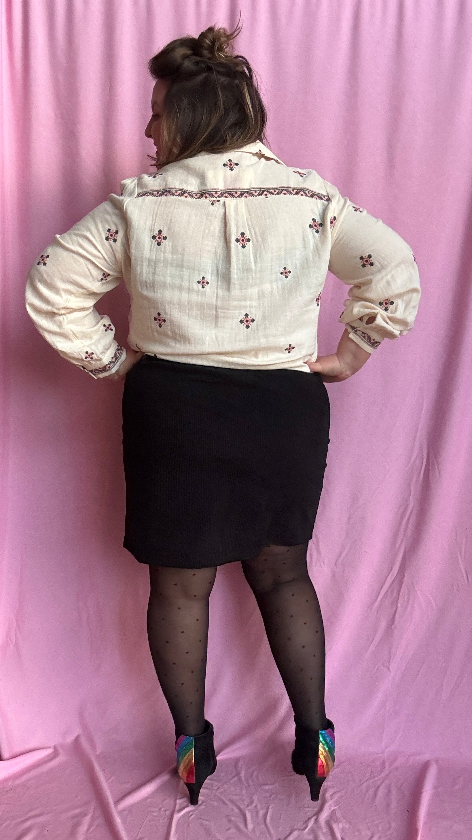 Blouse chemise grande taille élégante beige motifs brodés bordeaux
