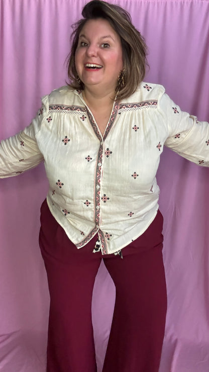 Blouse chemise grande taille élégante beige motifs brodés bordeaux
