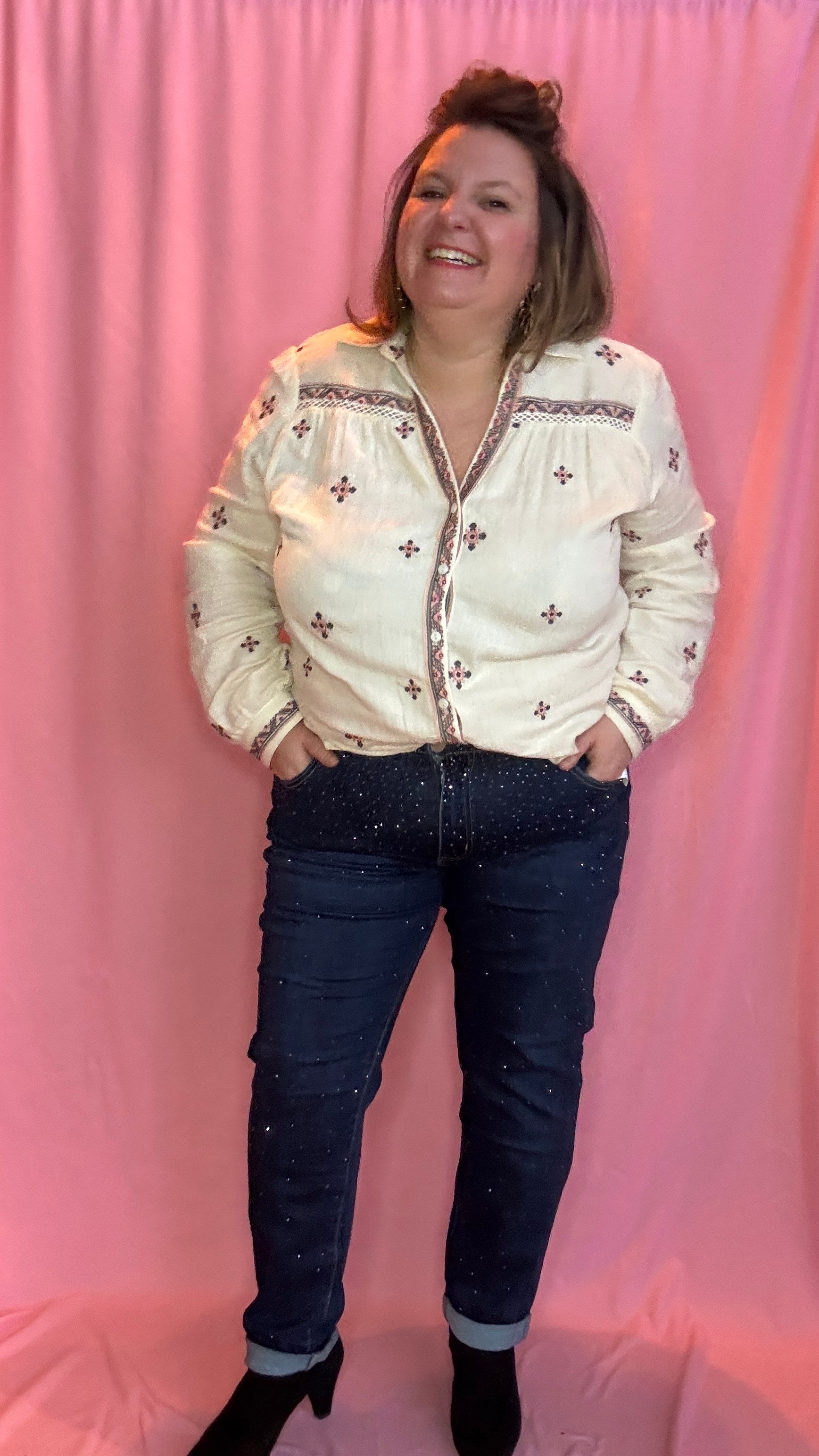 Blouse chemise grande taille élégante beige motifs brodés bordeaux
