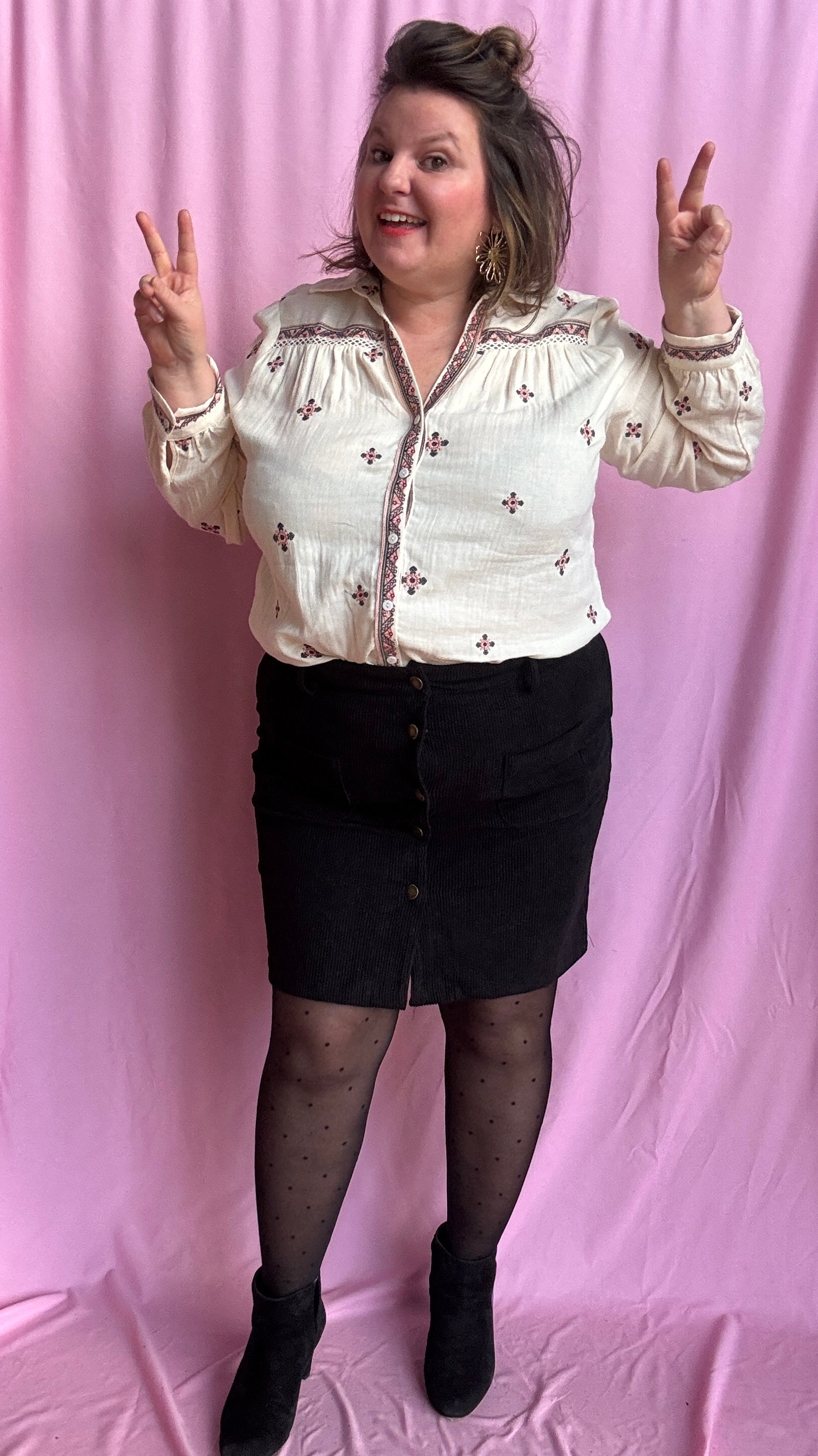 Blouse chemise grande taille élégante beige motifs brodés bordeaux
