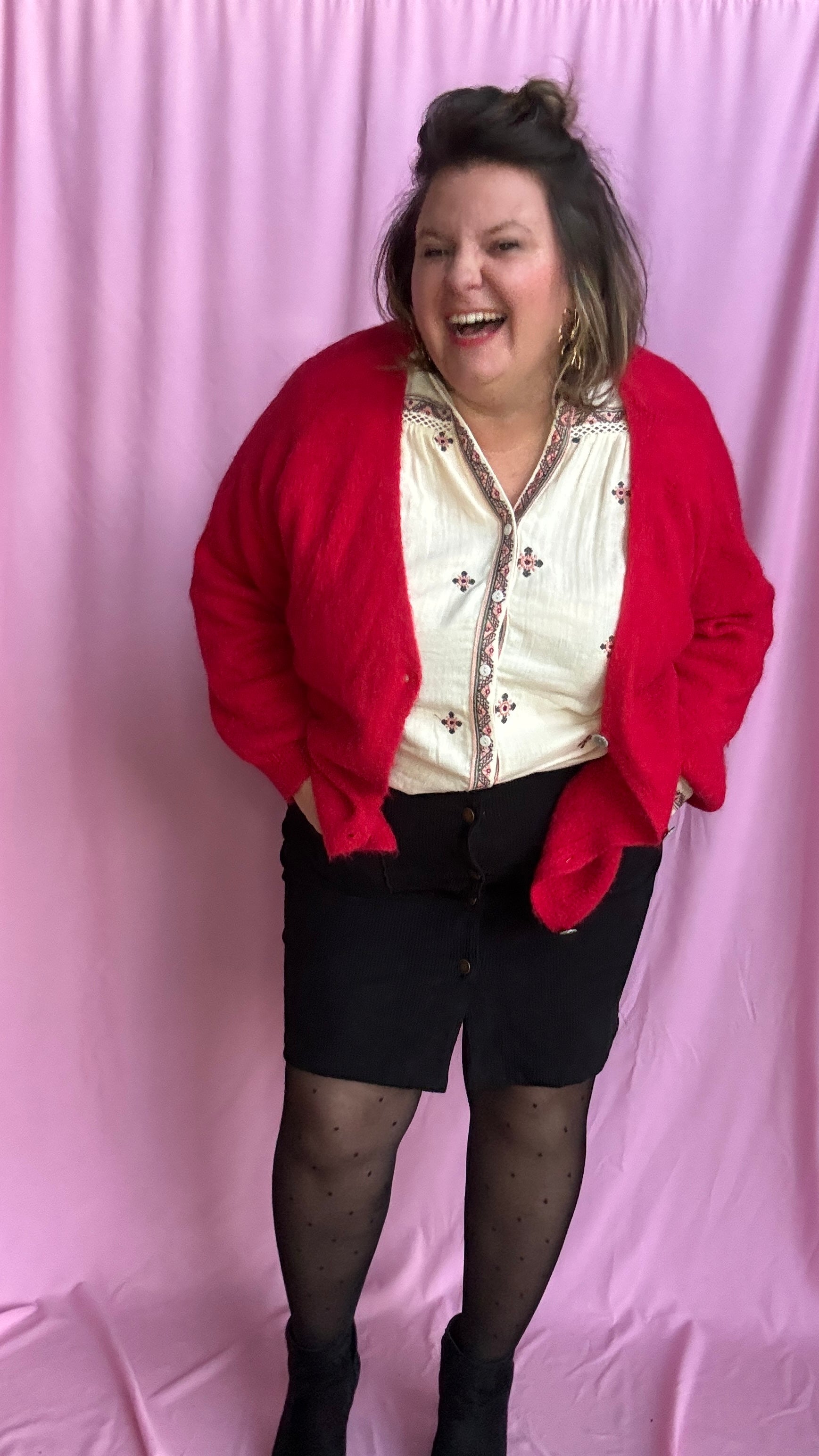 Blouse chemise grande taille élégante beige motifs brodés bordeaux
