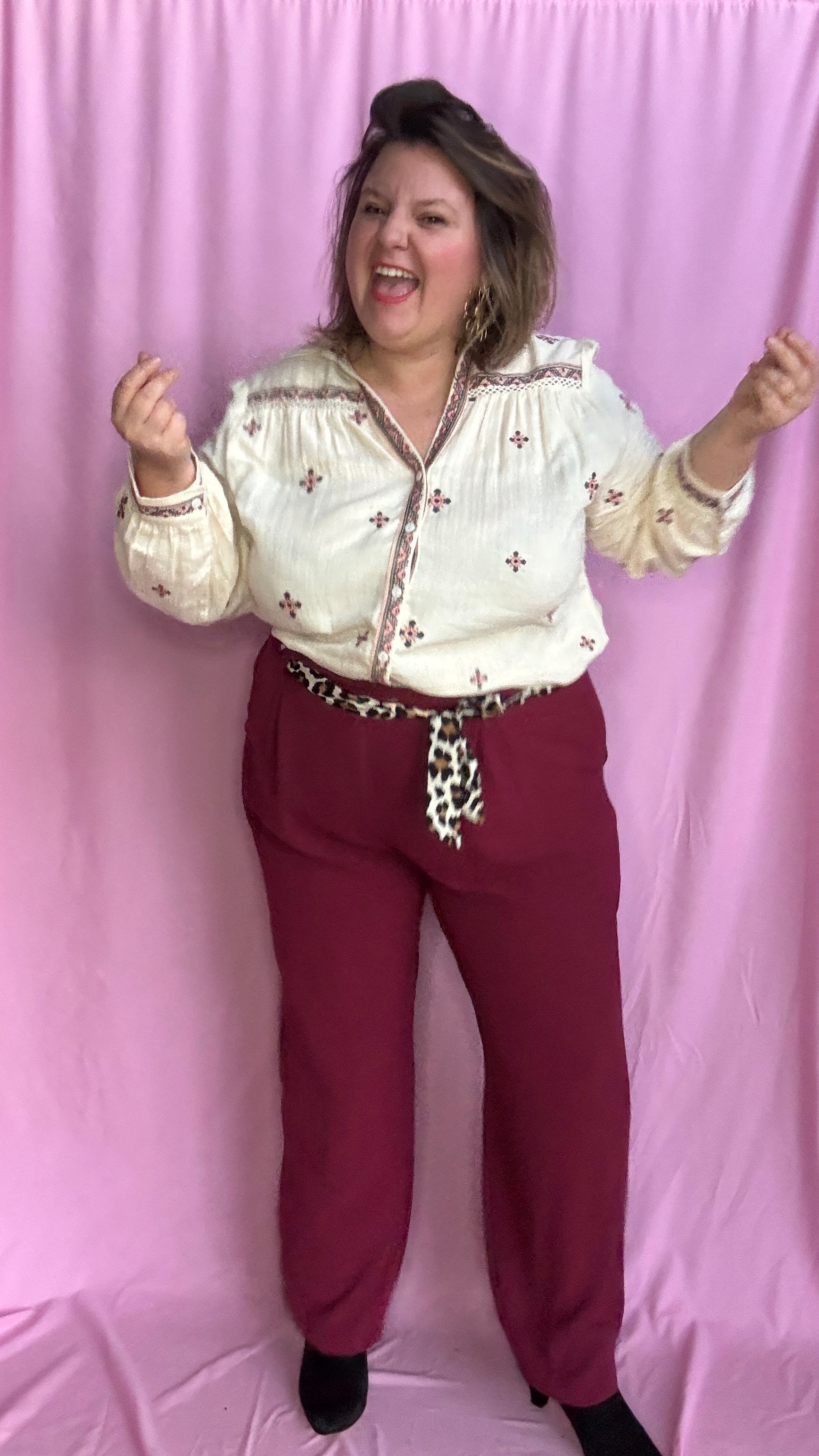 Blouse chemise grande taille élégante beige motifs brodés bordeaux
