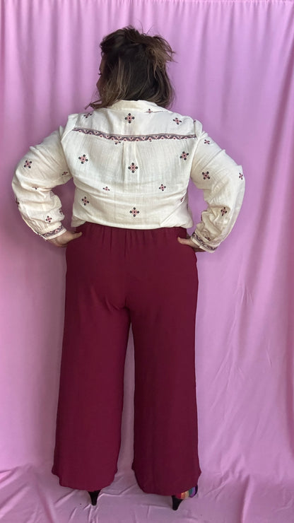 Blouse chemise grande taille élégante beige motifs brodés bordeaux
