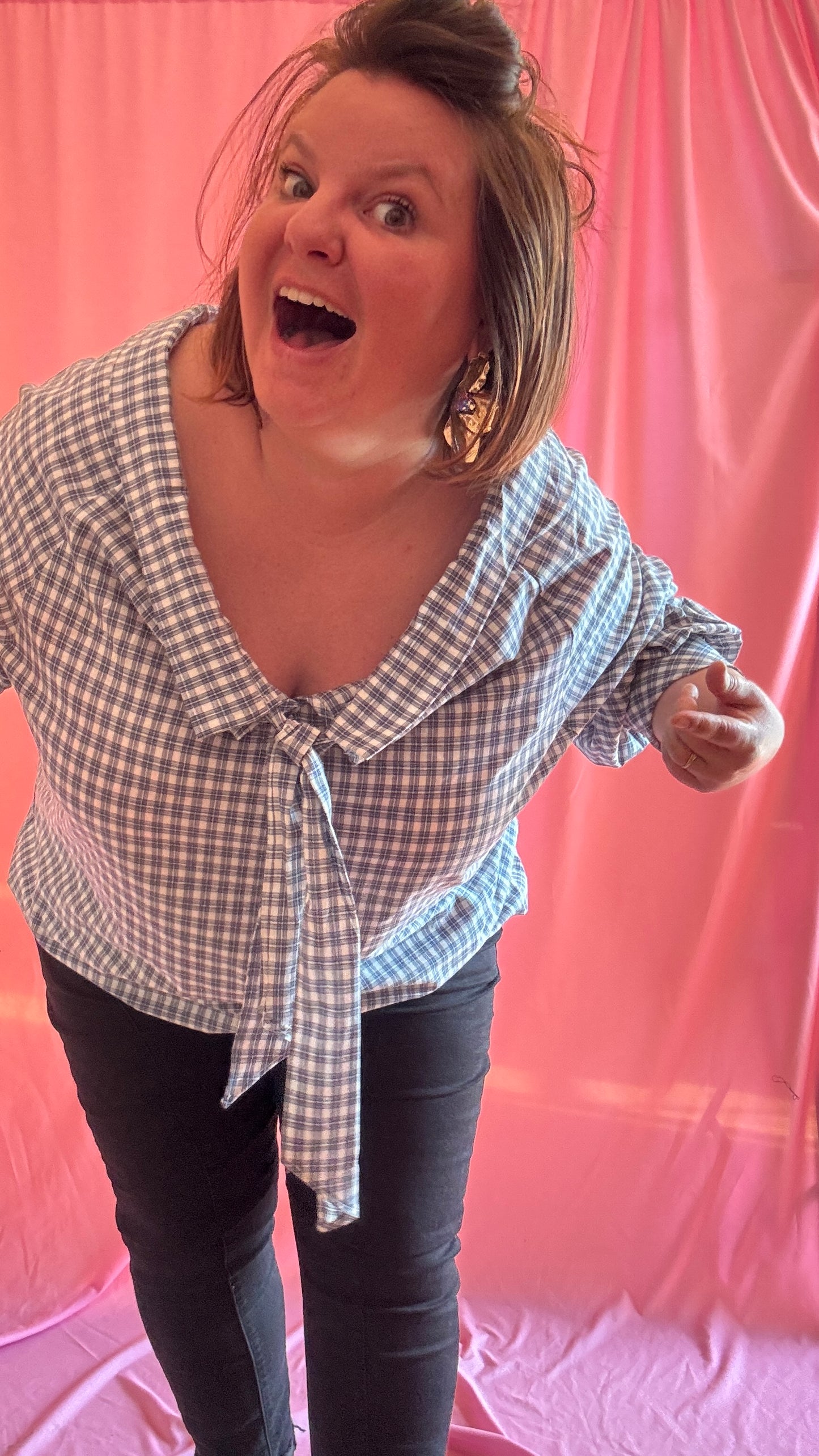 Blouse chemise grande taille vichy blanc et bleu, col lavallière