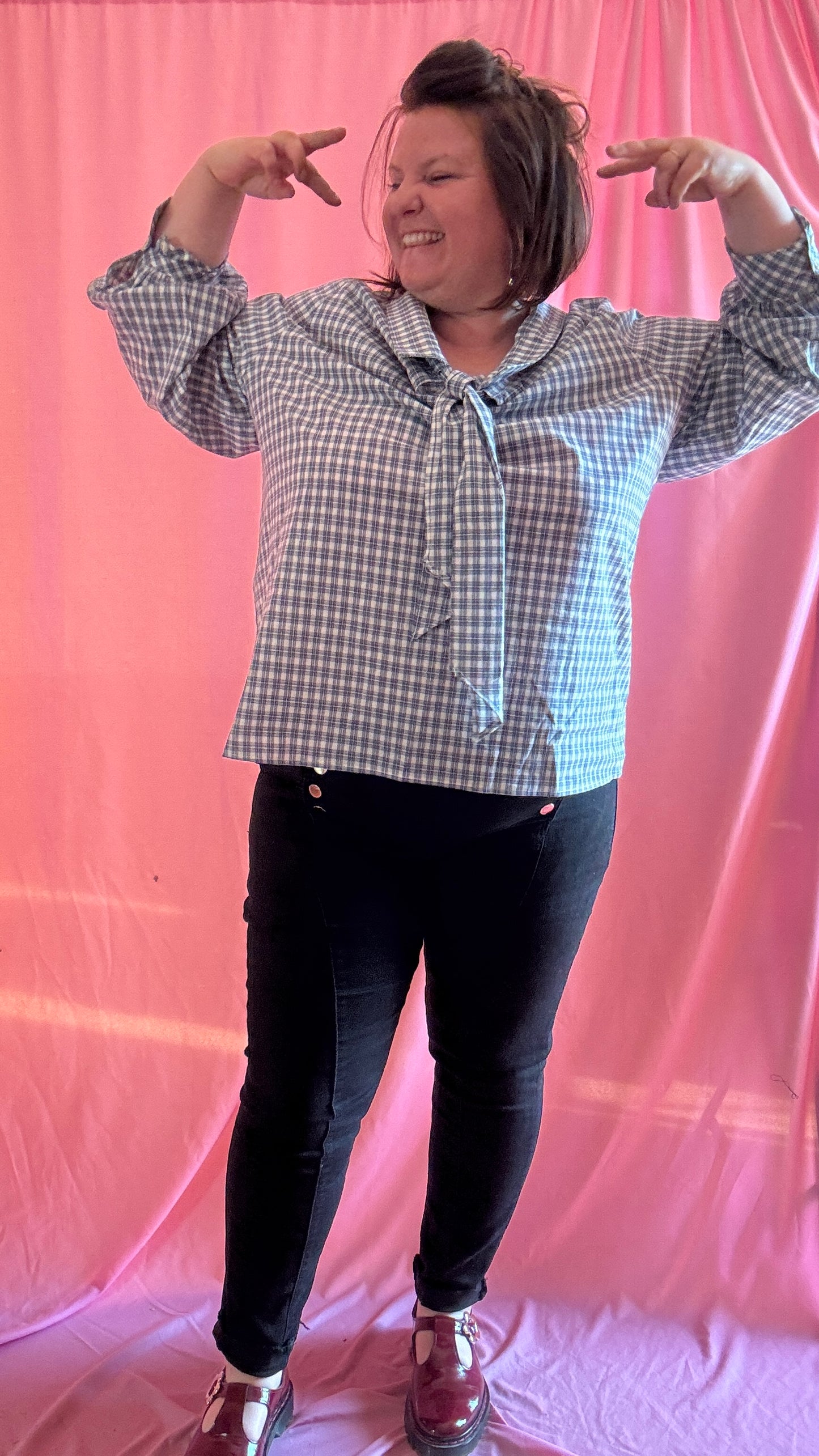 Blouse chemise grande taille vichy blanc et bleu, col lavallière