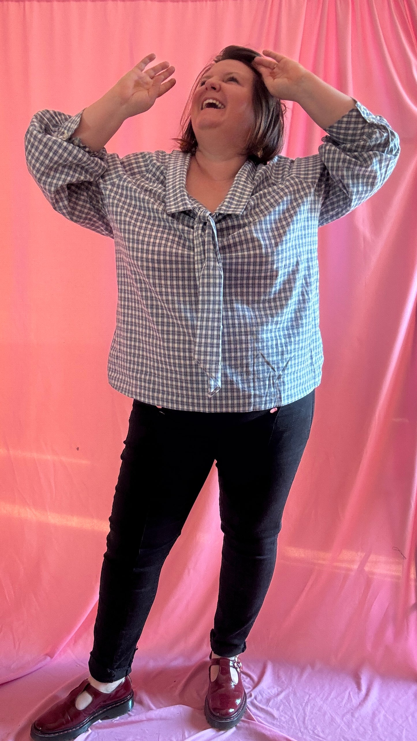 Blouse chemise grande taille vichy blanc et bleu, col lavallière
