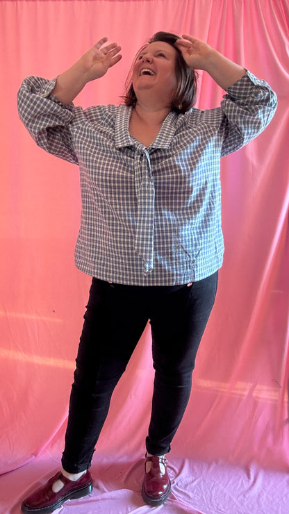 Blouse chemise grande taille vichy blanc et bleu, col lavallière