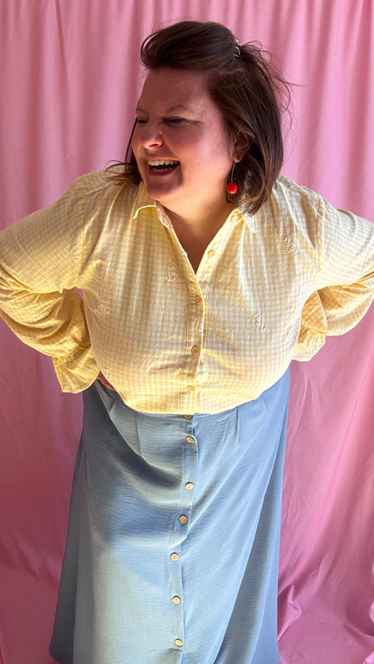 chemise grande taille lumineuse et pleine de bonne humeur motif vichy jaune et blanc manche ballon