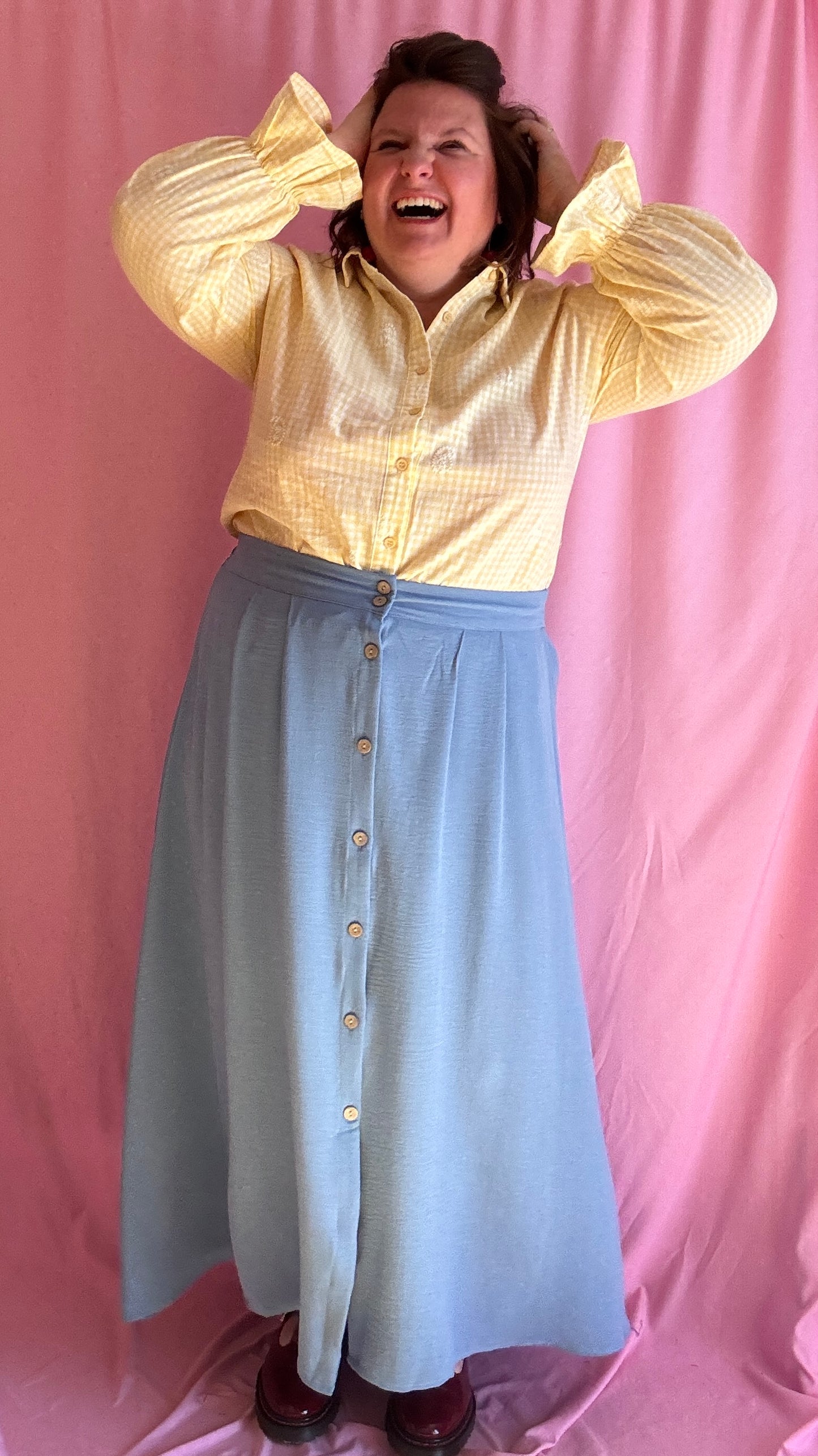 chemise grande taille lumineuse et pleine de bonne humeur motif vichy jaune et blanc manche ballon