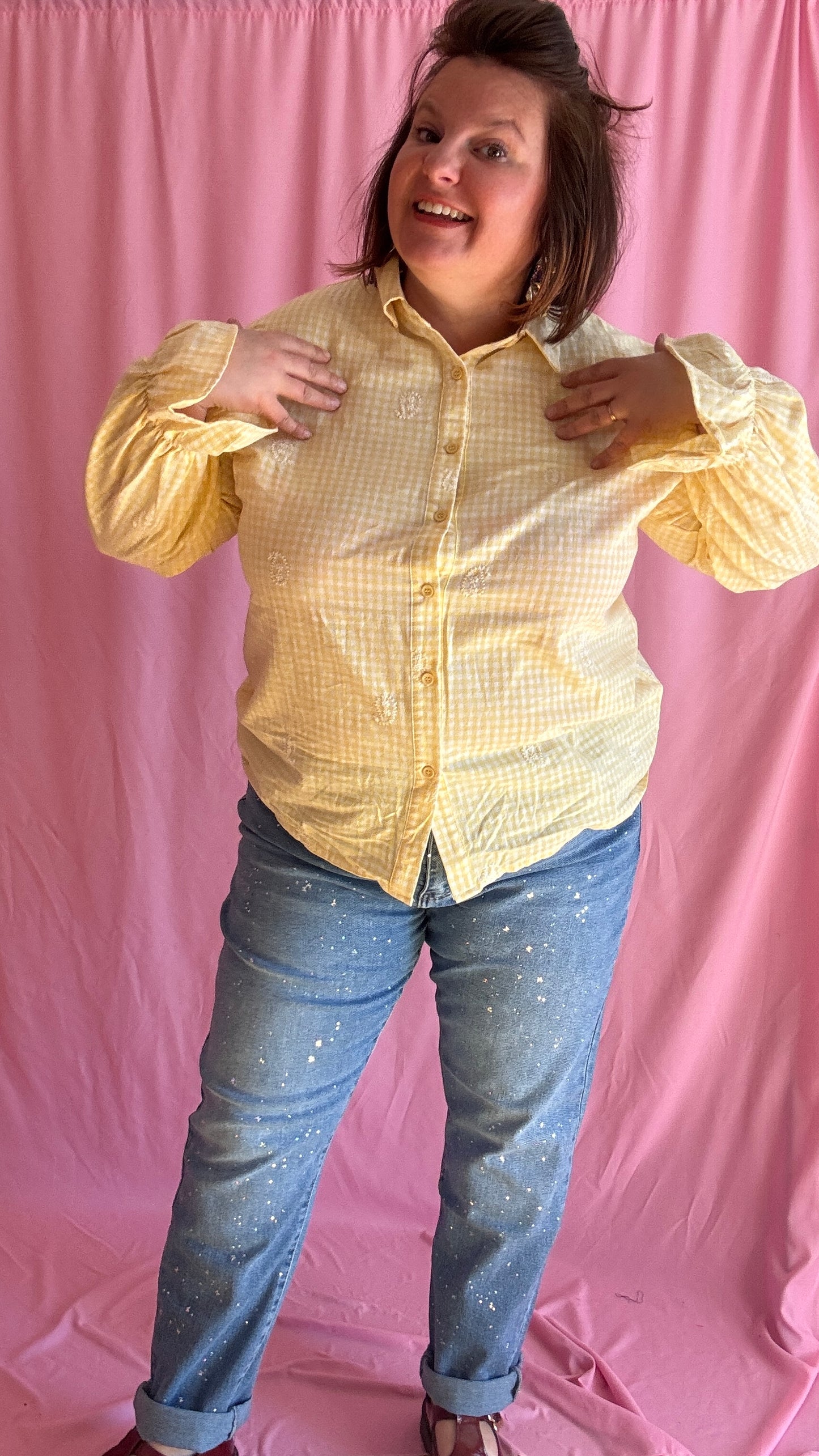 chemise grande taille lumineuse et pleine de bonne humeur motif vichy jaune et blanc manche ballon