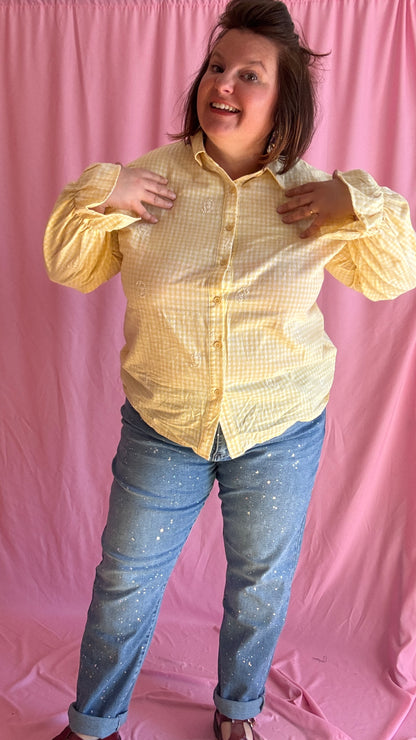 chemise grande taille lumineuse et pleine de bonne humeur motif vichy jaune et blanc manche ballon