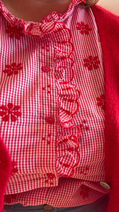 chemise grande taille lumineuse et pleine de bonne humeur carreaux et broderie rouge et blanc