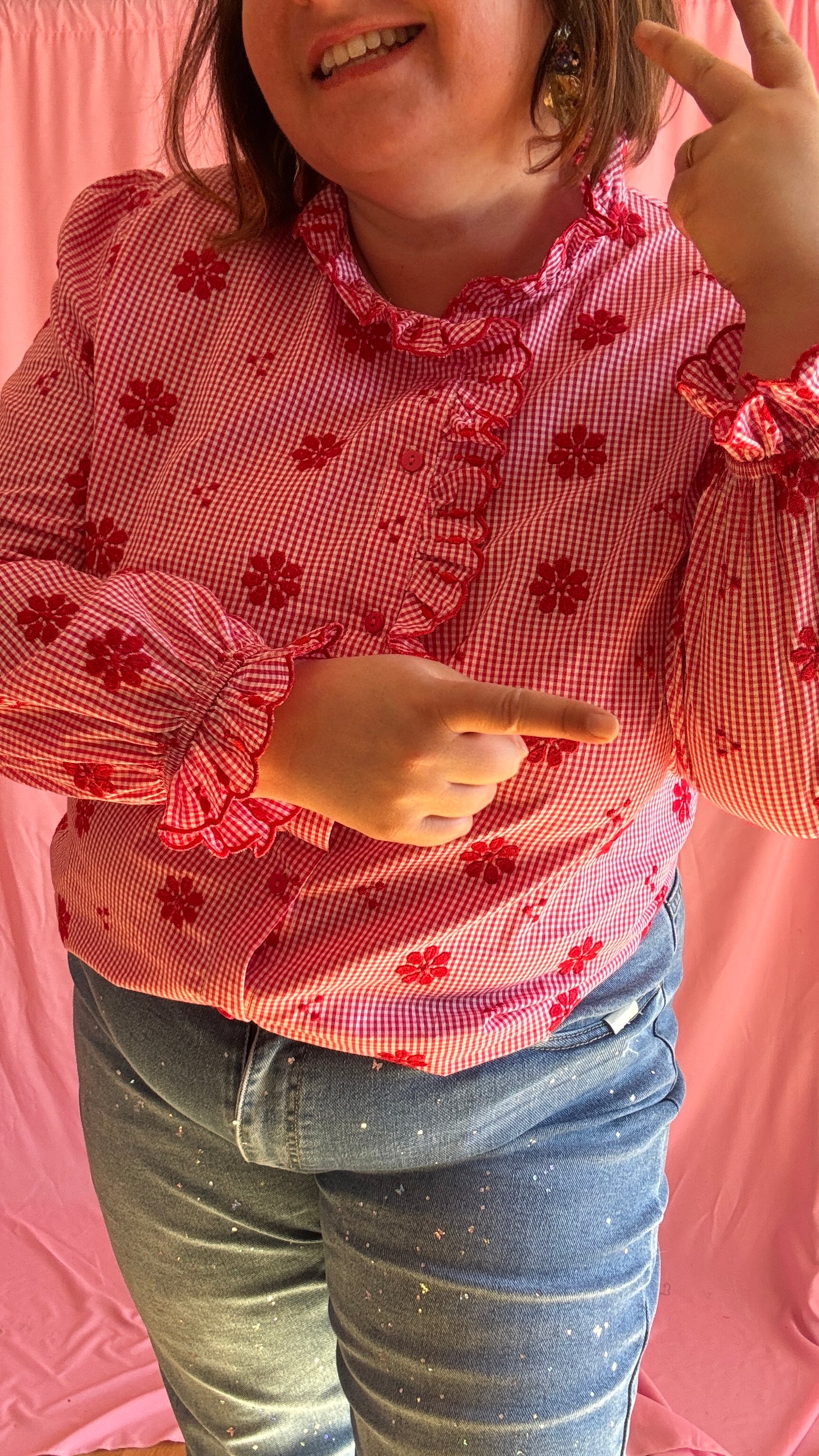 chemise grande taille lumineuse et pleine de bonne humeur carreaux et broderie rouge et blanc