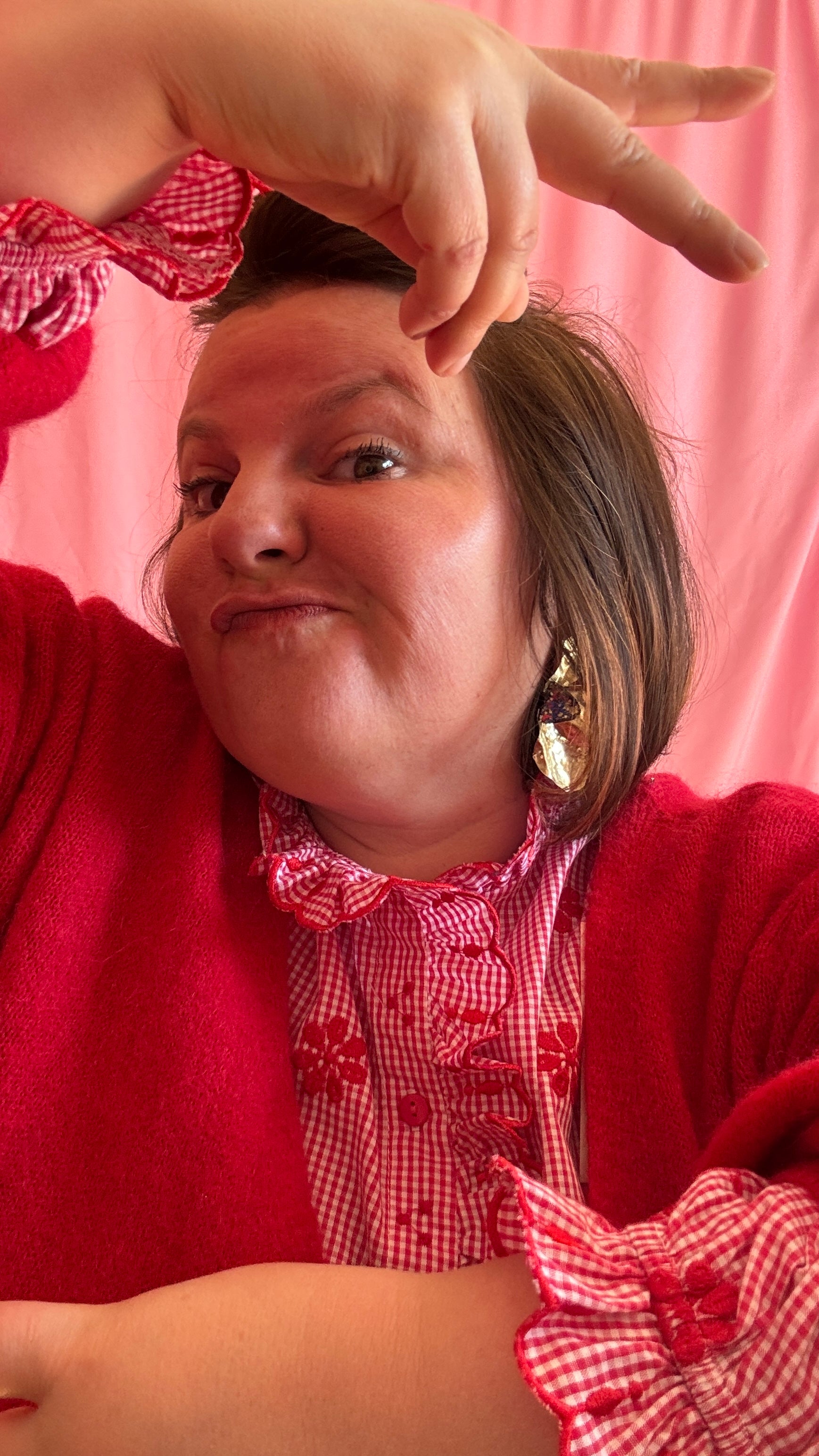 chemise grande taille lumineuse et pleine de bonne humeur carreaux et broderie rouge et blanc