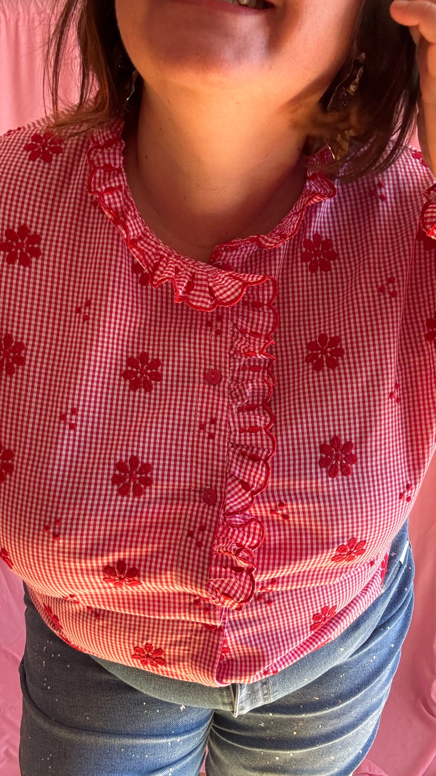 chemise grande taille lumineuse et pleine de bonne humeur carreaux et broderie rouge et blanc