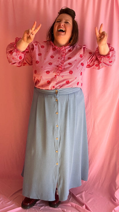 chemise grande taille lumineuse et pleine de bonne humeur carreaux et broderie rouge et blanc