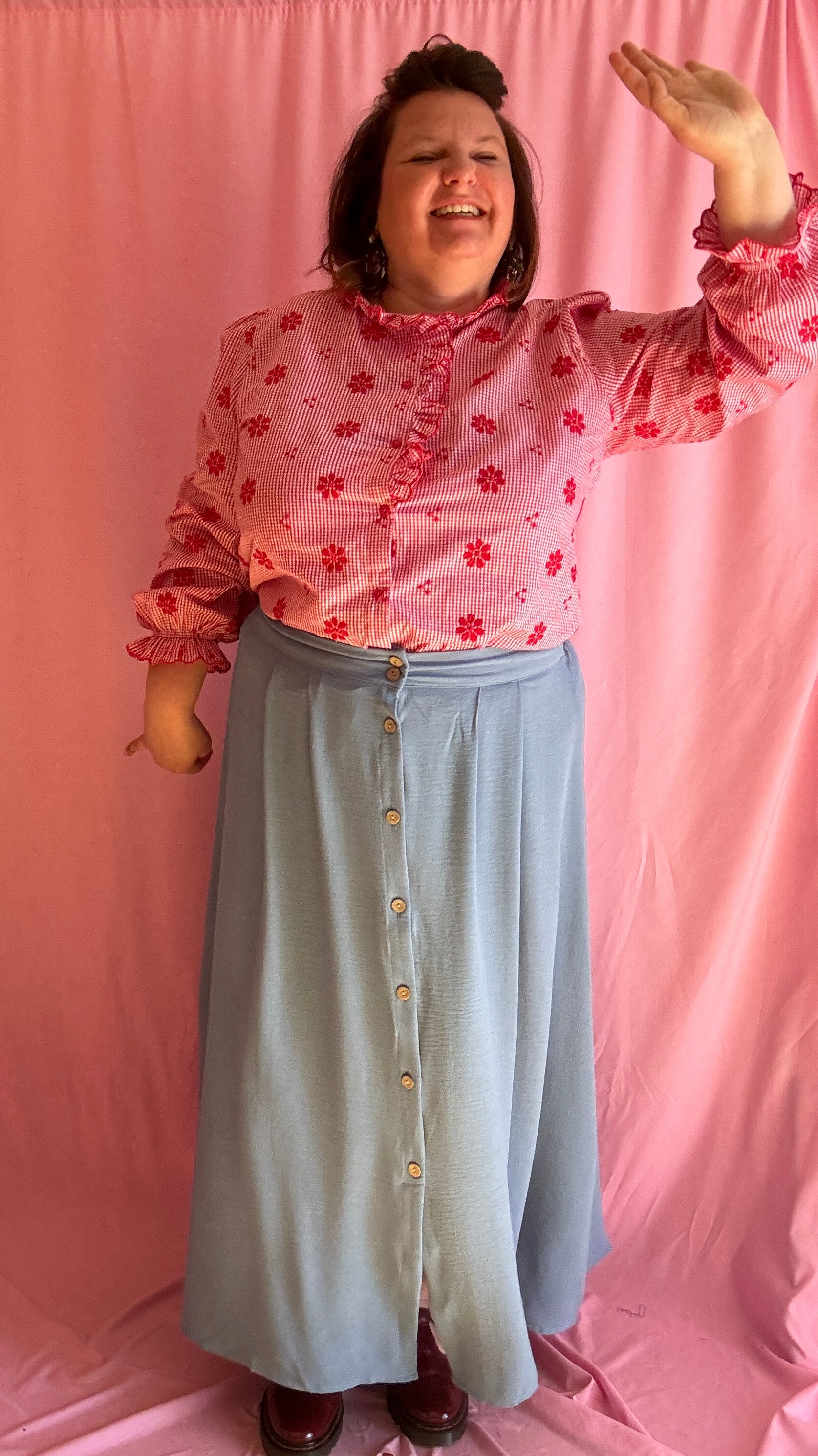 chemise grande taille lumineuse et pleine de bonne humeur carreaux et broderie rouge et blanc