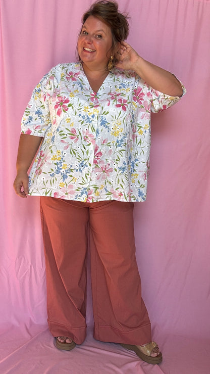 Une blouse grande taille pleine de charme et de douceur avec sa broderie blanche rose bleu verte et jaune
